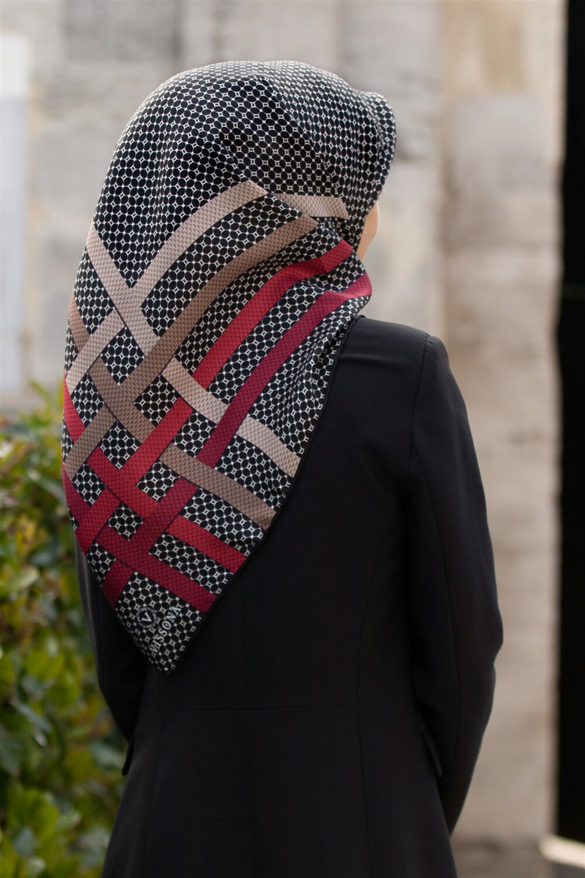 %100 Twill İpek Bantlı Monogram Desenli Siyah - Kırmızı Renkli 90x90 Eşarp Dikim Şekli : El Dikişi