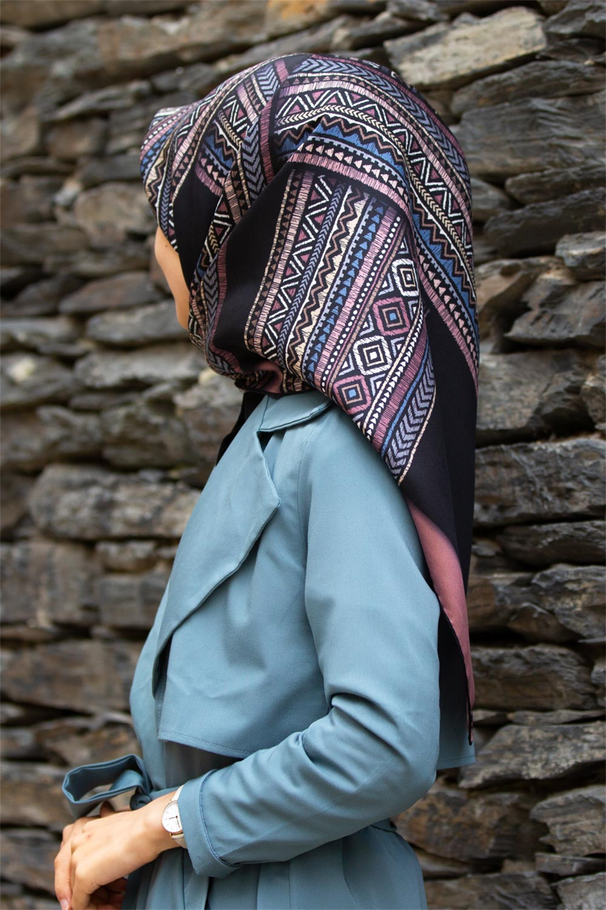 % 57 İPEK % 43 VİSKON Twill İpek Etnik Desenli Gül Kurusu - Siyah Renkli 90x90 Eşarp Dikim Şekli : El Dikişi