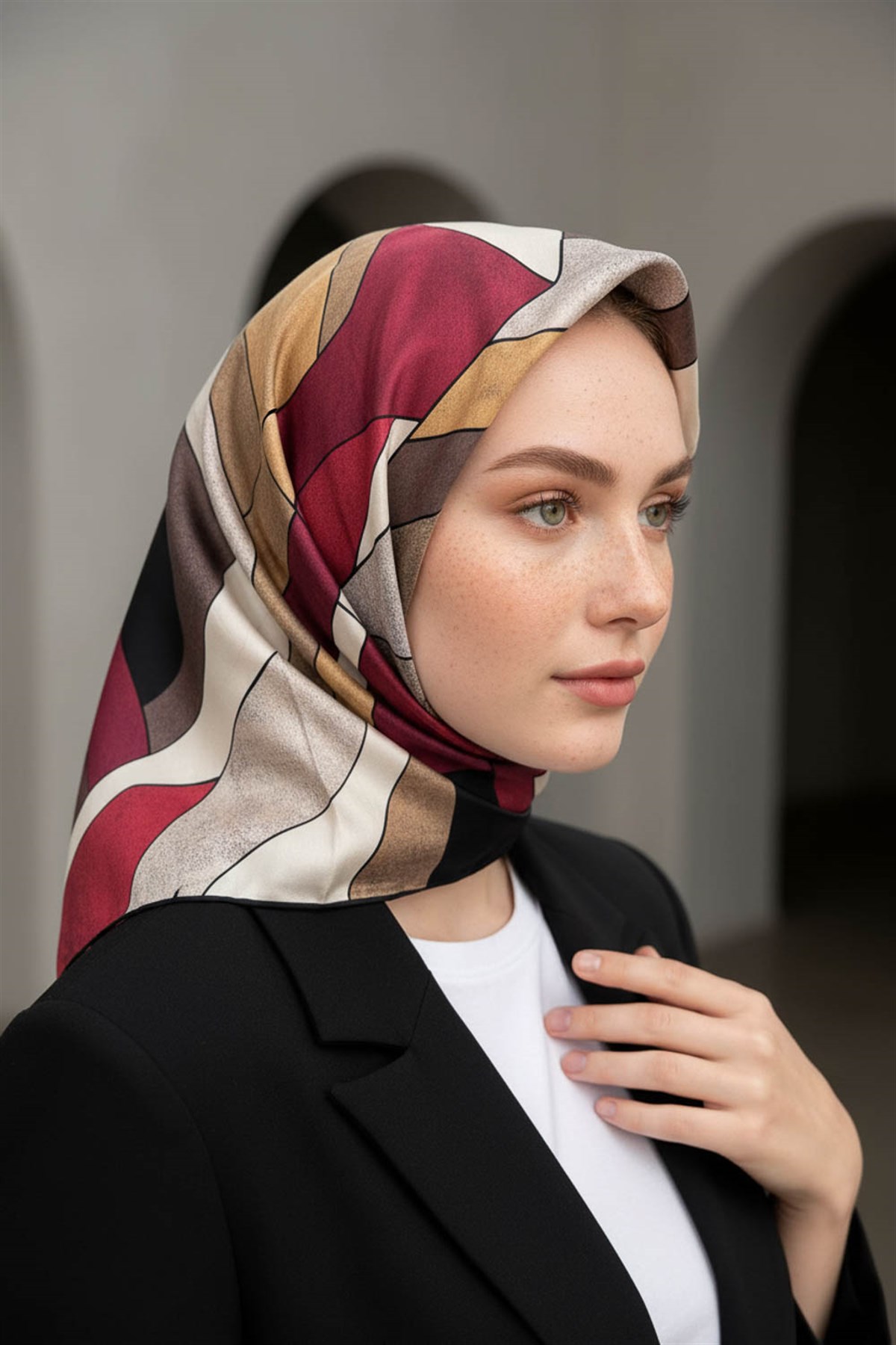 %100 Twill İpek Geometrik Desenli Bej - Bordo Renkli 90x90 Eşarp Dikim Şekli : El Dikişi
