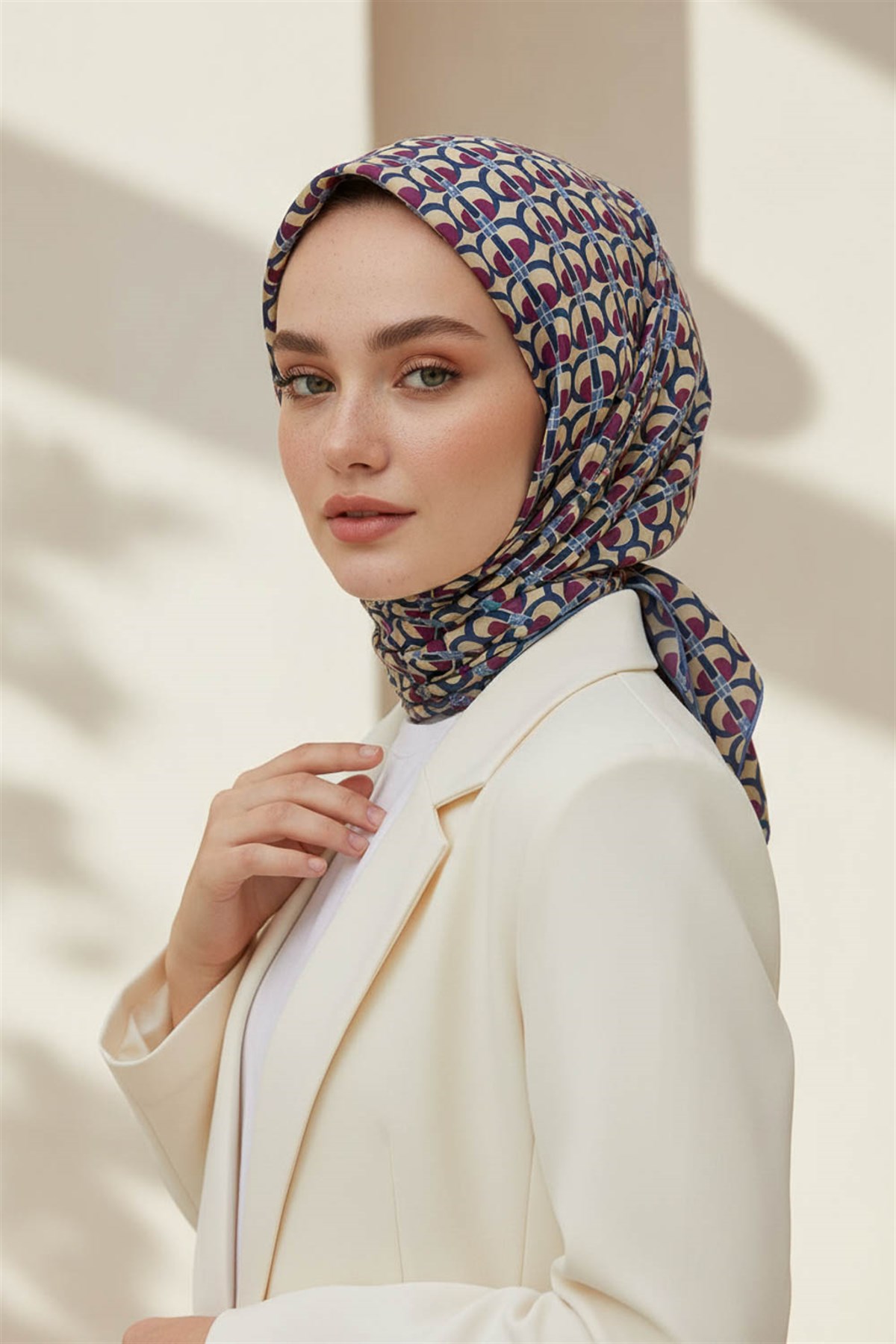 %100 Twill İpek Geometrik Desenli Bej - Mürdüm Renkli 90x90 Eşarp Dikim Şekli : El Dikişi