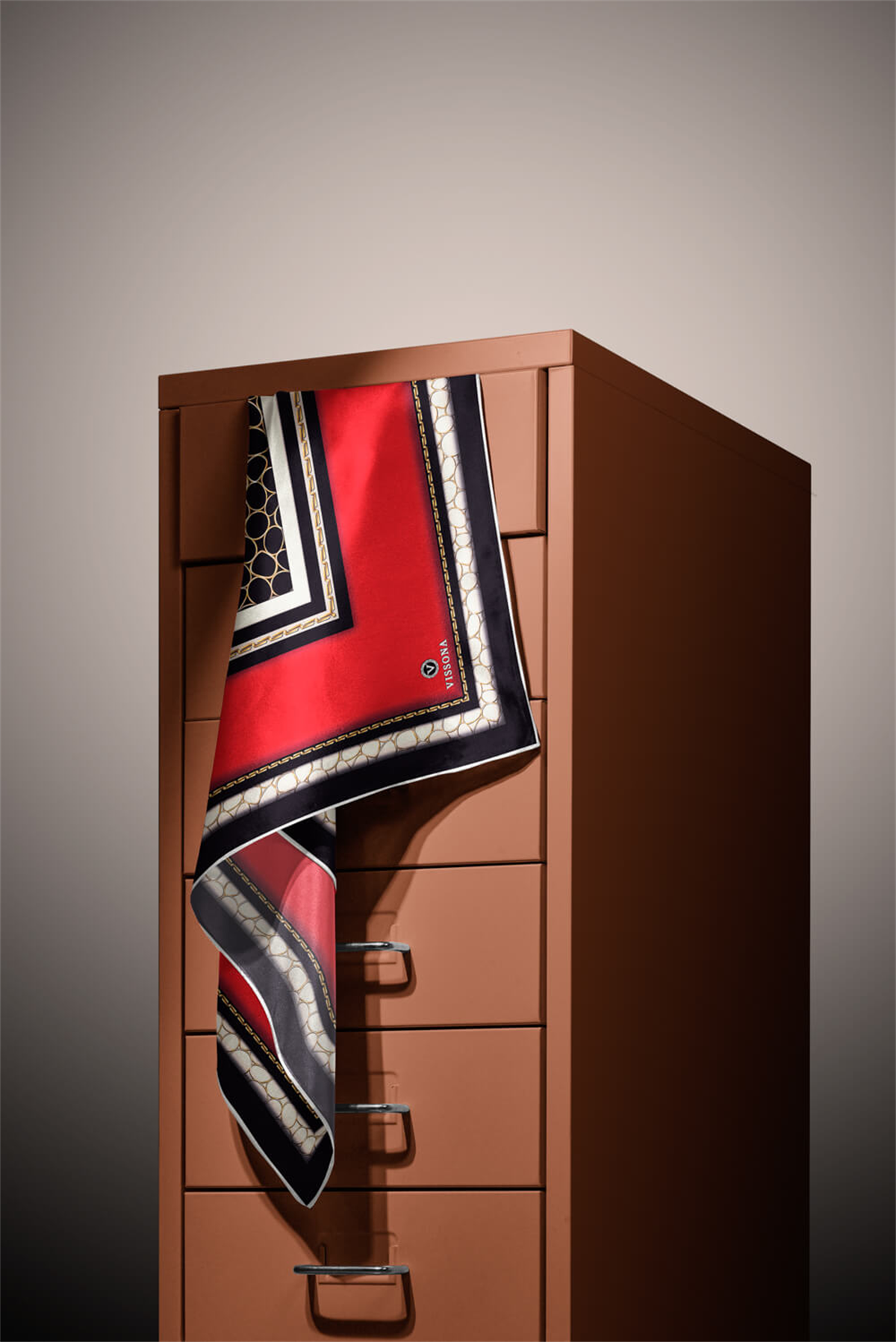 % 57 İPEK % 43 VİSKON Twill İpek Gold Halka Desenli Kırmızı - Siyah Renkli 90x90 Eşarp Dikim Şekli : El Dikişi