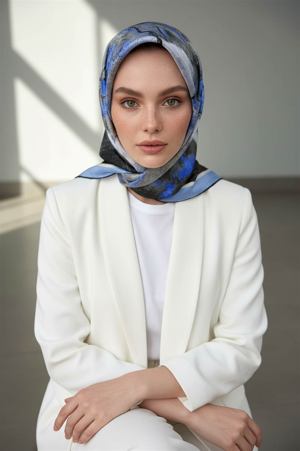 %100 Twill İpek Yağlı Boya Çiçek Desenli İndigo Renkli 90x90 Eşarp Dikim Şekli : El Dikişi
