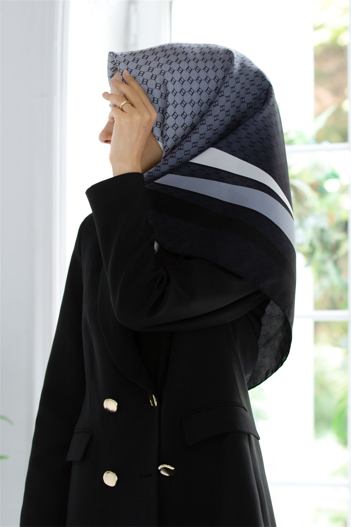 % 57 İPEK % 43 VİSKON Twill İpek Degrade Desenli Siyah - Krem Renkli 90x90 Eşarp Dikim Şekli : El Dikişi