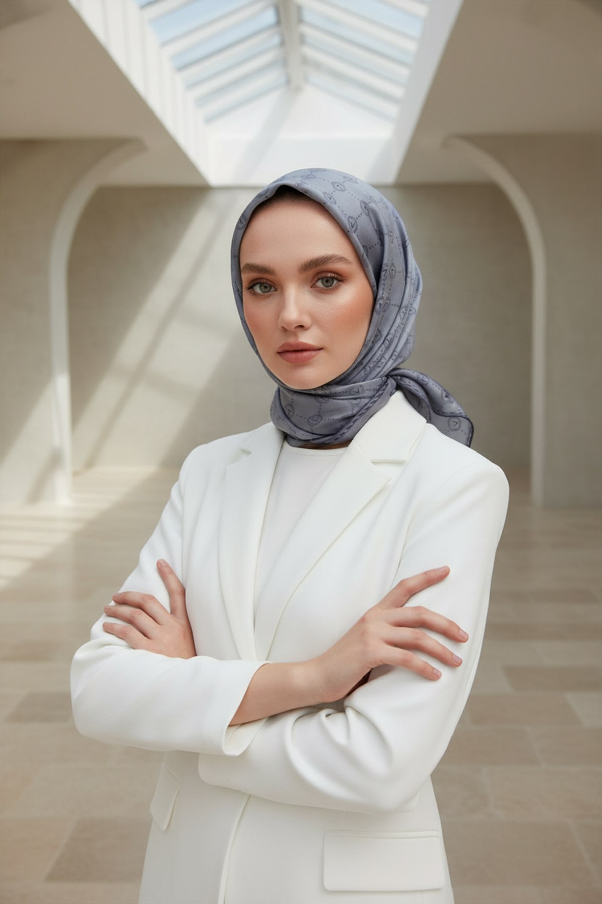 %100 Twill İpek Monogram Desenli Gri Renkli 90x90 Eşarp Dikim Şekli : El Dikişi