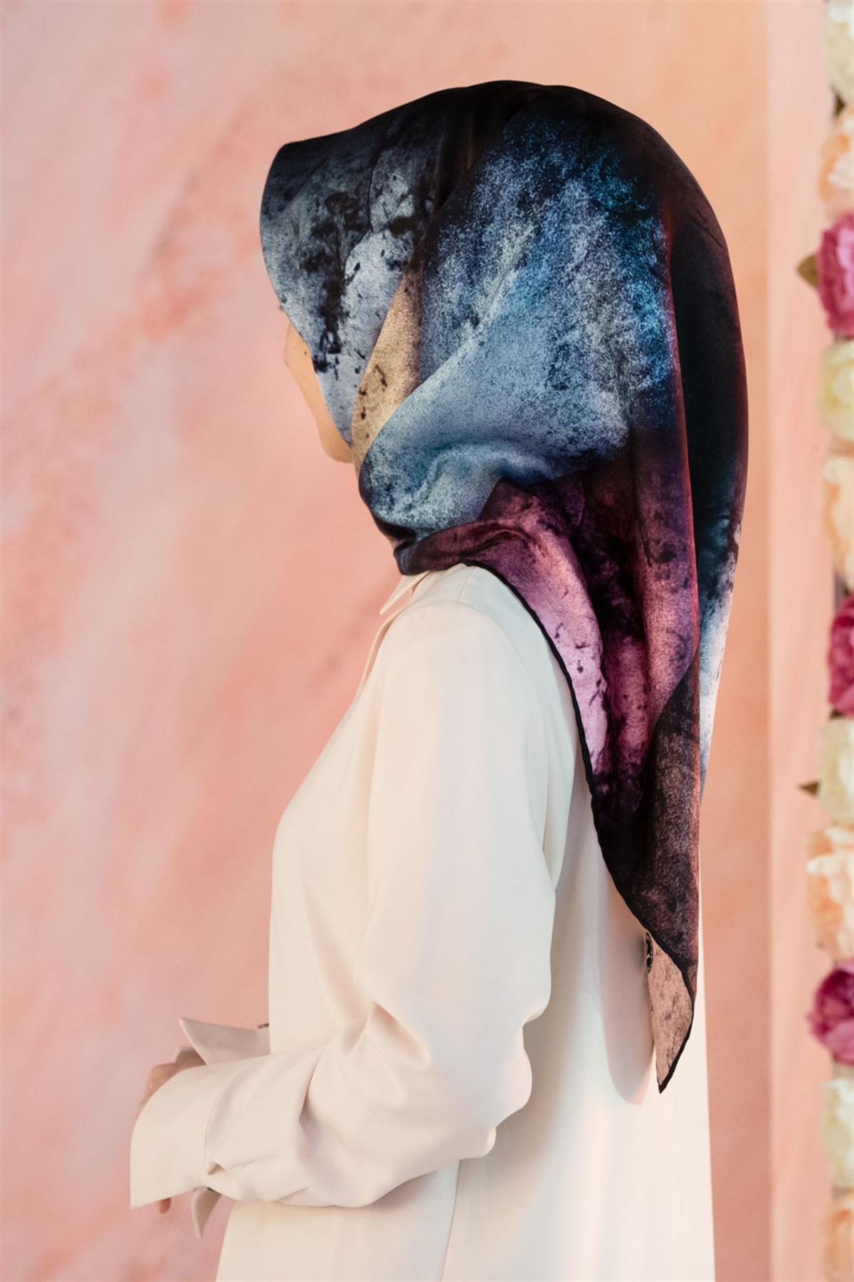 %100 Twill İpek Dokulu Ve Geometrik Desenli Mint Yeşili - Lila Renkli 90x90 Eşarp Dikim Şekli : El Dikişi