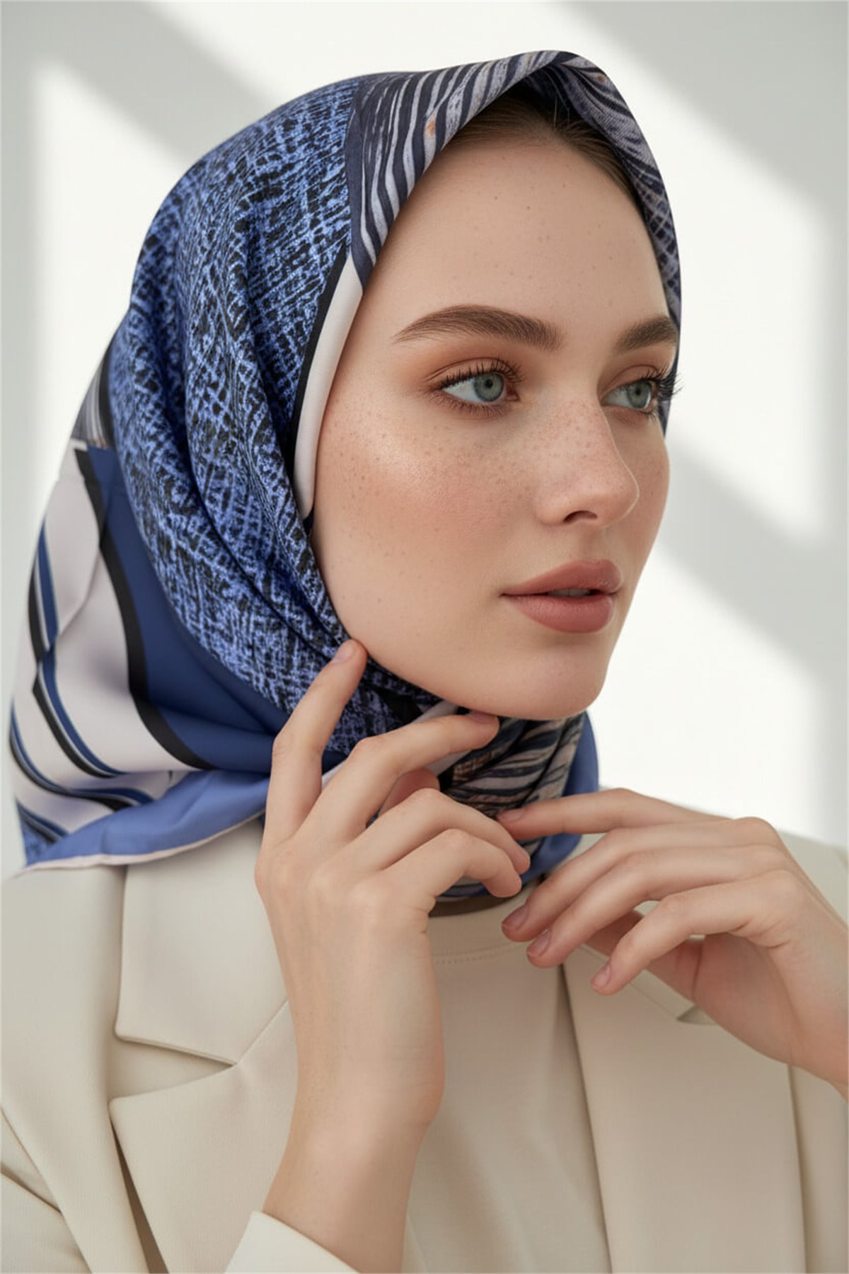 Twill Dalgalı Geometrik Desenli Saks Renkli 90x90 Eşarp (İpek İçermez) Kenar Dikiş Şekli El Dikişli