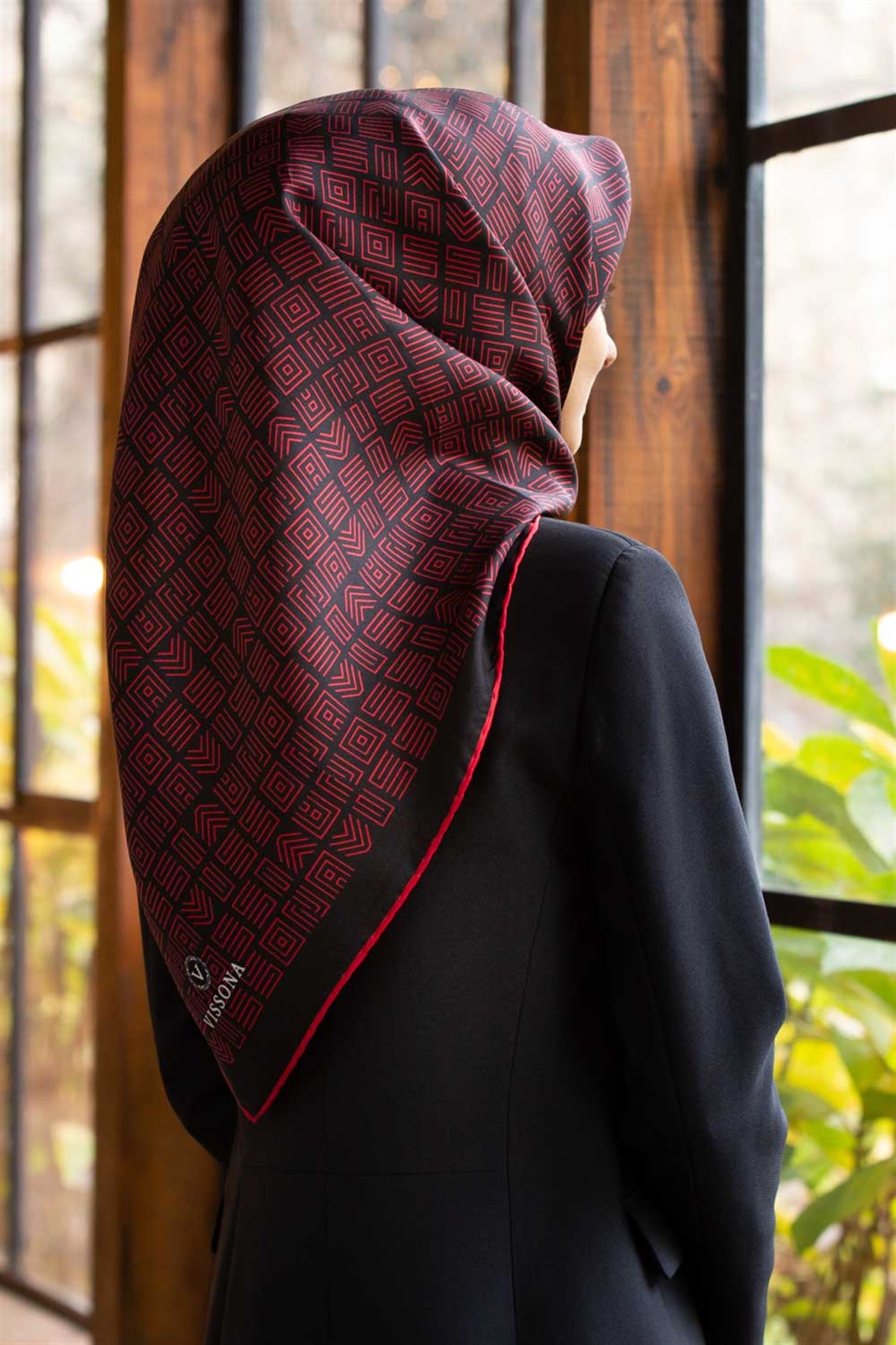 100% Twill İpek Etnik Motif Desenli Siyah - Kırmızı Renkli 90x90 Dikim Şekli : El Dikişi Eşarp