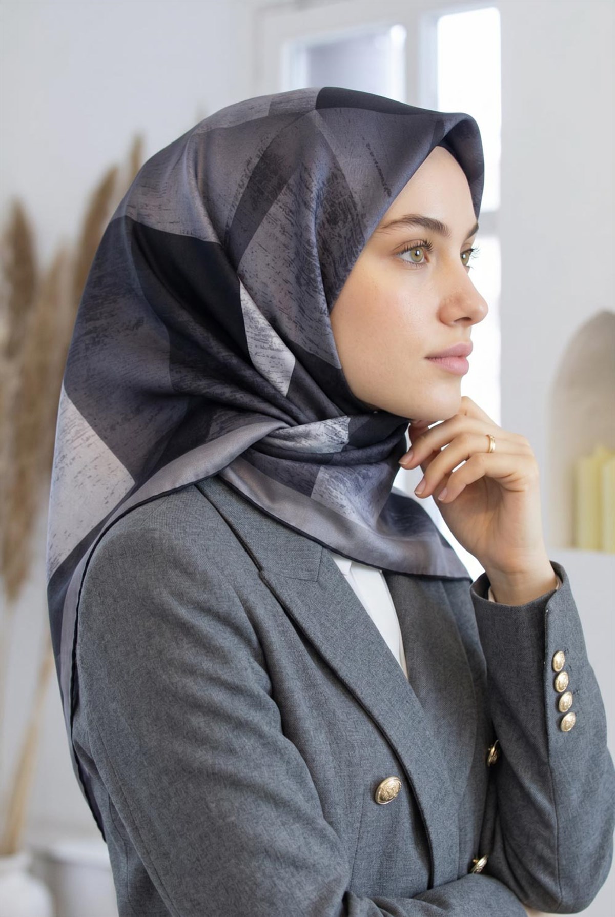 %100 Twill İpek Geometrik Desenli Siyah - Krem Renkli 90x90 Eşarp Dikim Şekli : El Dikişi