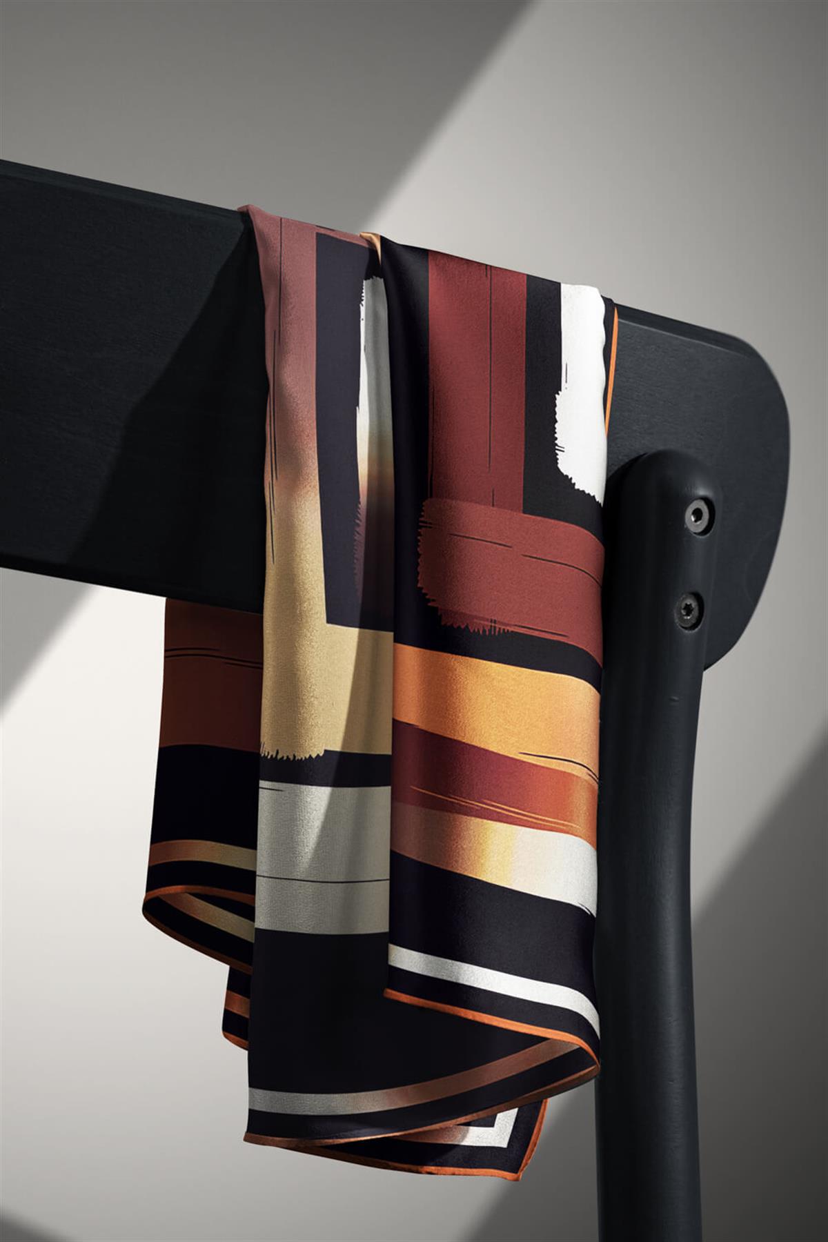 %100 Twill İpek Geometrik Fırça İzi Desenli Siyah - Taba Renkli 90x90 Eşarp Dikim Şekli : El Dikişi