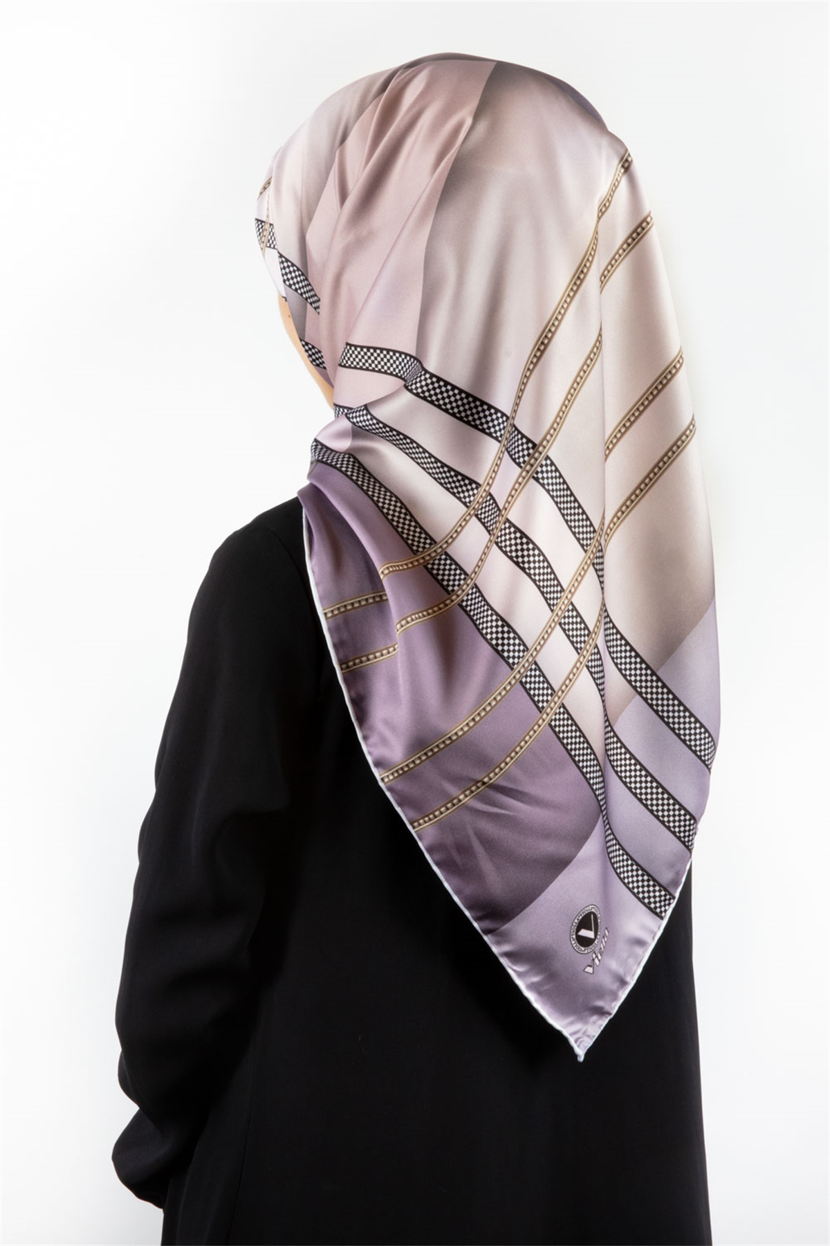Twill Geometrik Desenli Bej Renkli 90x90 Eşarp (İpek İçermez) Kenar Dikiş Şekli El Dikişli