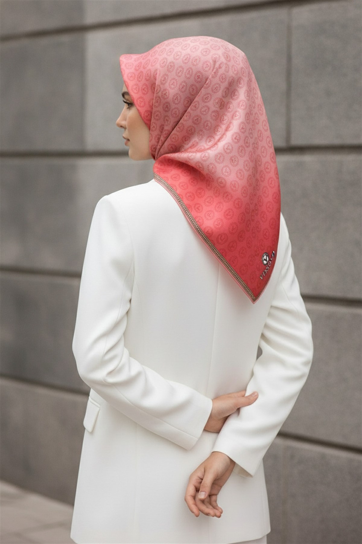 % 57 İPEK % 43 VİSKON Twill İpek Monogram Desenli Pudra Renkli 90x90 Eşarp Dikim Şekli : El Dikişi