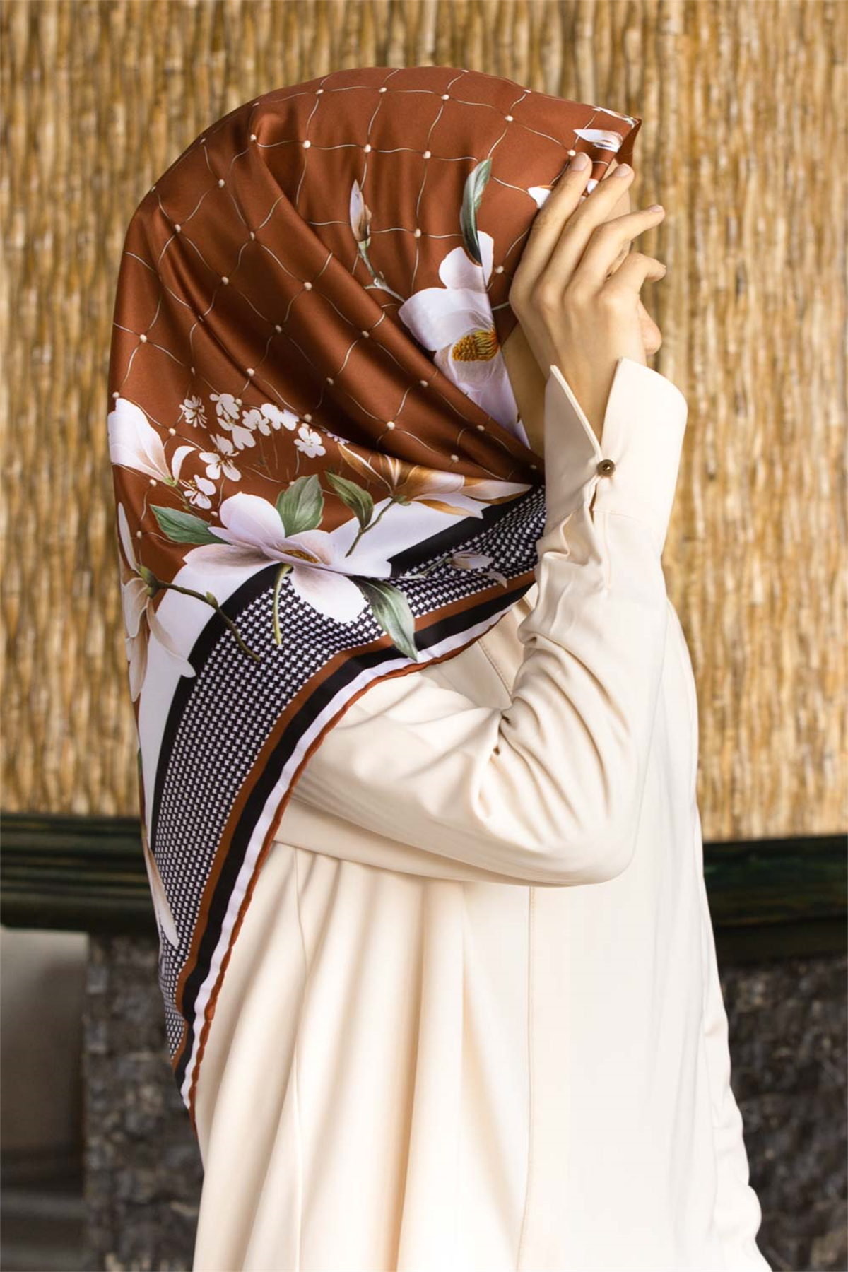 Twill Kazayaklı Ve Büyük Çiçekli Desenli Taba Renkli 90x90 Eşarp (İpek İçermez) Kenar Dikiş Şekli El Dikişli