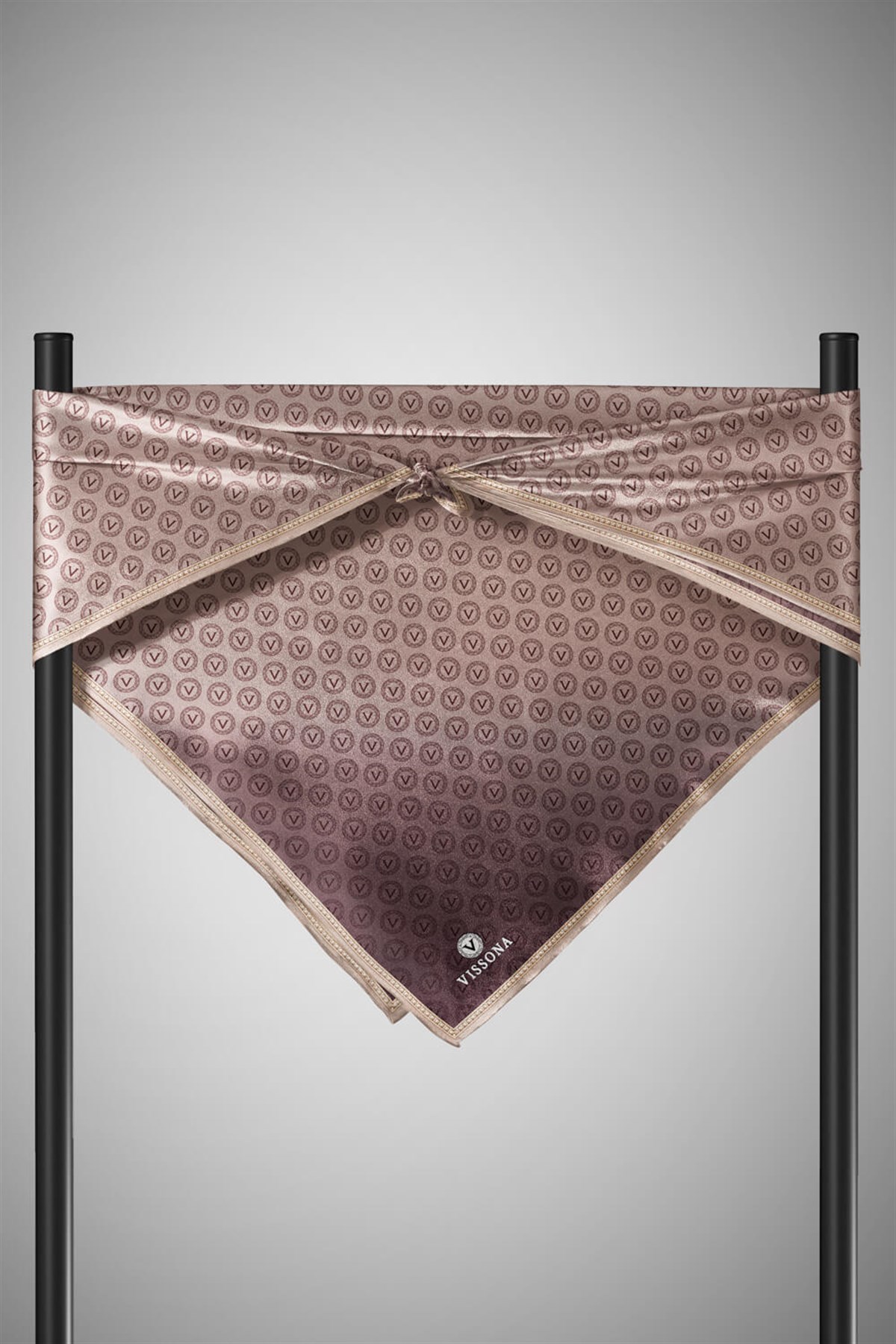 %100 Twill İpek Monogram Desenli Vizon - Bej Renkli 90x90 Eşarp Dikim Şekli : El Dikişi