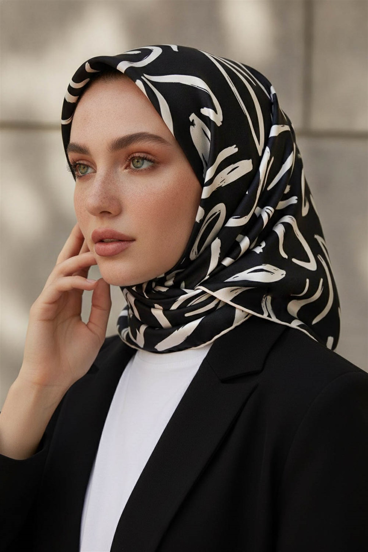 % 57 İPEK % 43 VİSKON Twill İpek Büyük Çiçek Desenli Siyah - Krem Renkli 90x90 Eşarp Dikim Şekli : El Dikişi