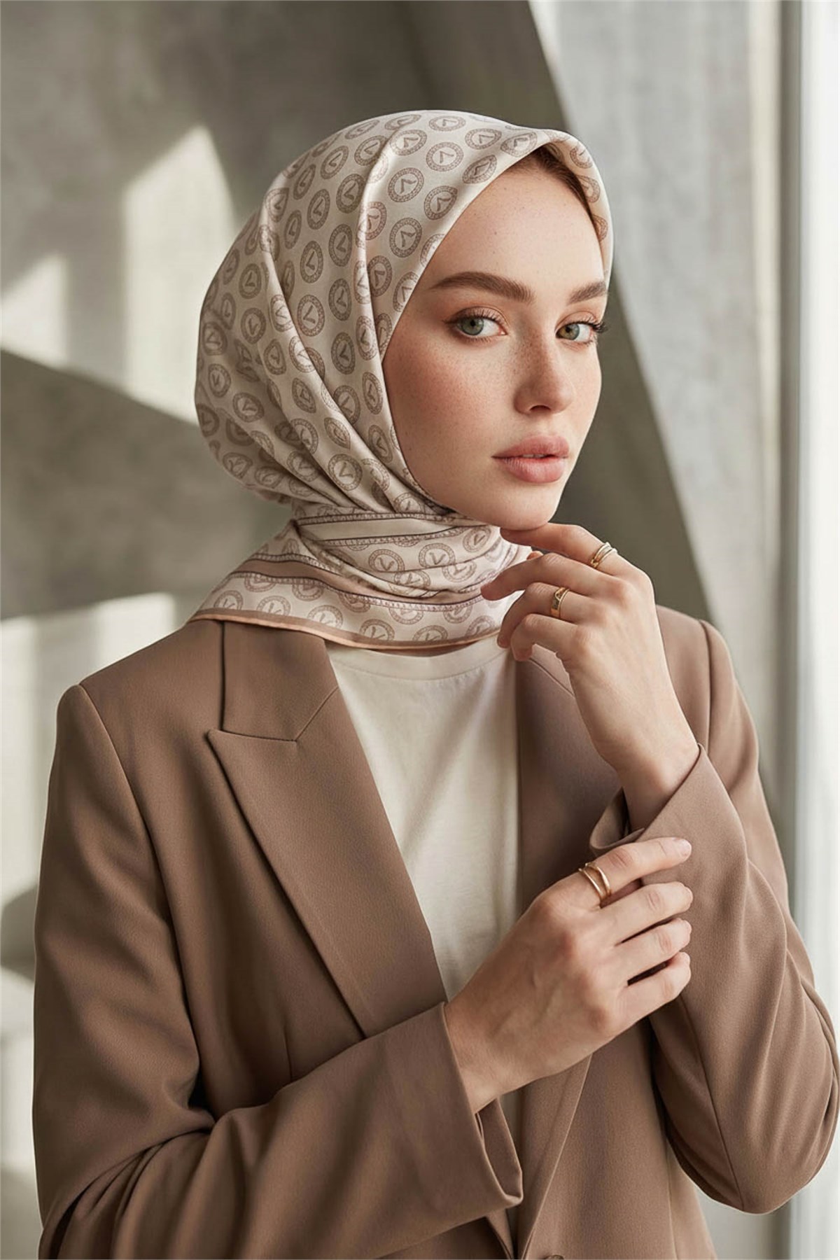 %100 Twill İpek Monogram Desenli Krem - Somon Renkli 90x90 Eşarp Dikim Şekli : El Dikişi