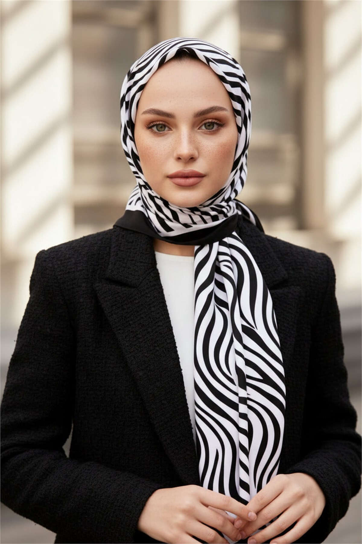 KREP GEOMETRİK DESENLİ SİYAH - BEYAZ RENKLİ 75X195 KIRIŞMAZ ŞAL
