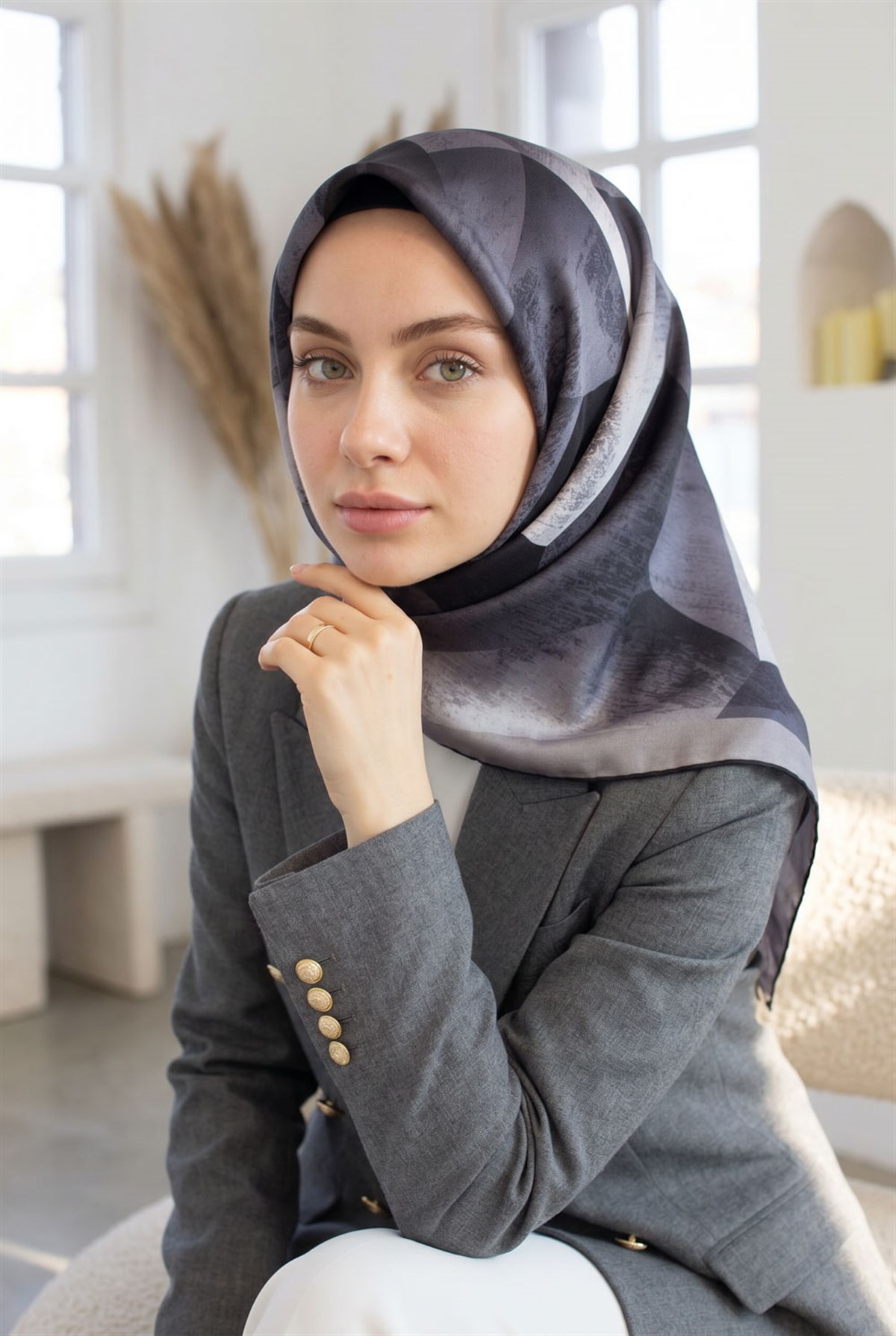 %100 Twill İpek Geometrik Desenli Siyah - Krem Renkli 90x90 Eşarp Dikim Şekli : El Dikişi