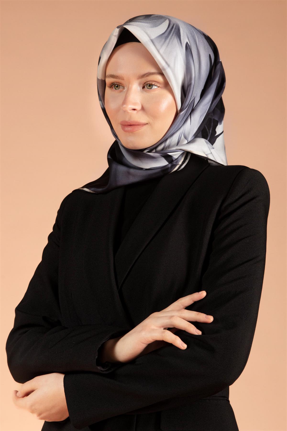 %100 Twill İpek Yaprak Desenli Gri - Siyah Renkli 90x90 Eşarp Dikim Şekli : El Dikişi