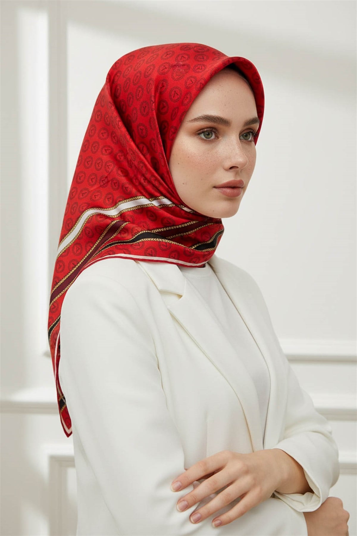 %100 Twill İpek Monogram Desenli Kırmızı - Siyah Renkli 90x90 Eşarp Dikim Şekli : El Dikişi