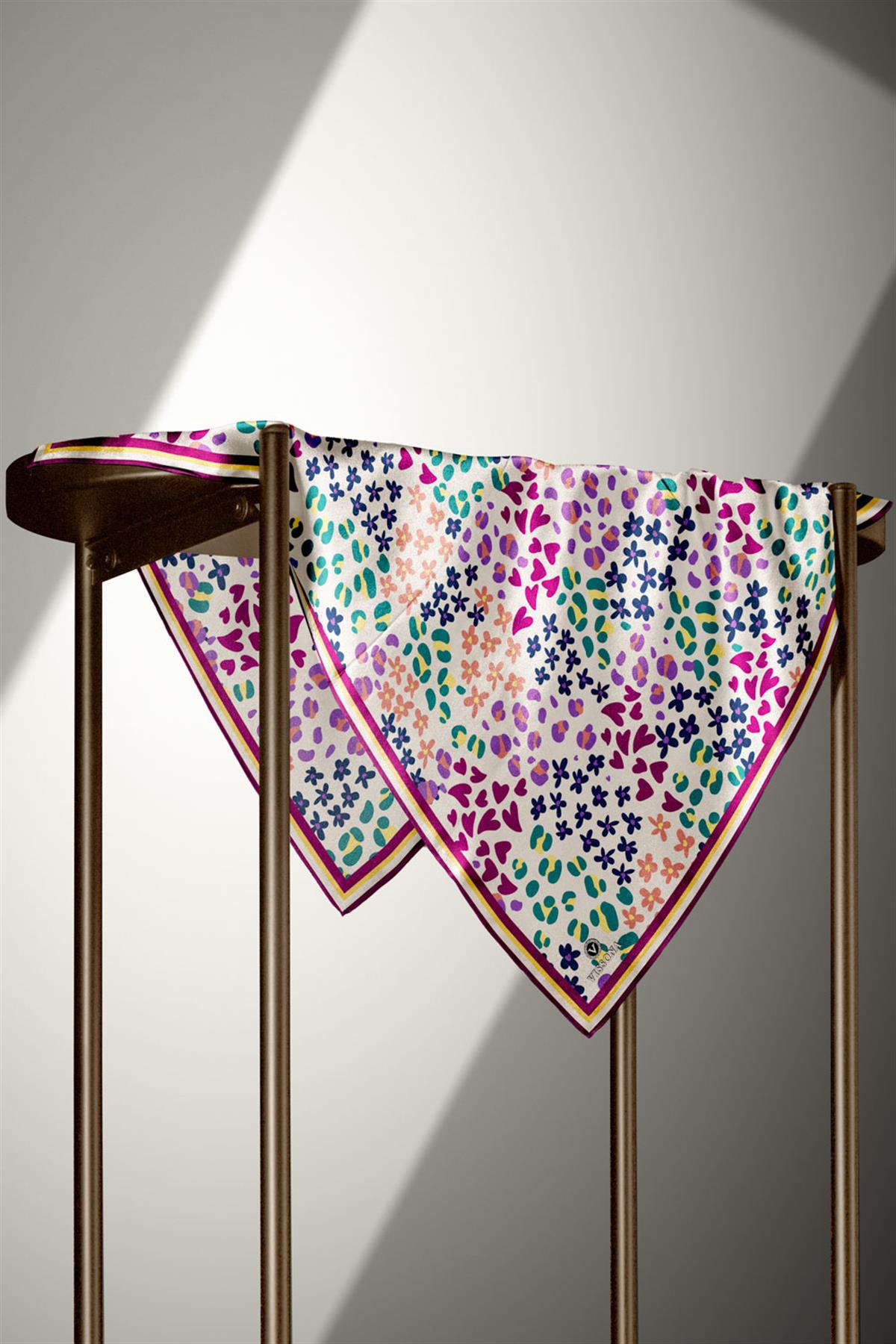 %100 Twill İpek Kalpli Leopar Desenli Krem - Mürdüm Renkli 90x90 Eşarp Dikim Şekli : El Dikişi