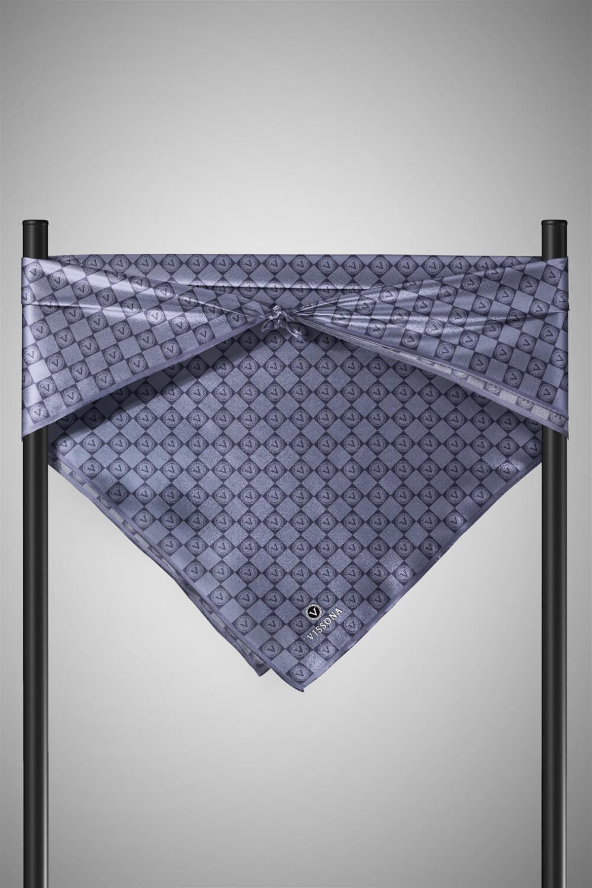 %100 Twill İpek Monogram Desenli Gri Renkli 90x90 Eşarp Dikim Şekli : El Dikişi