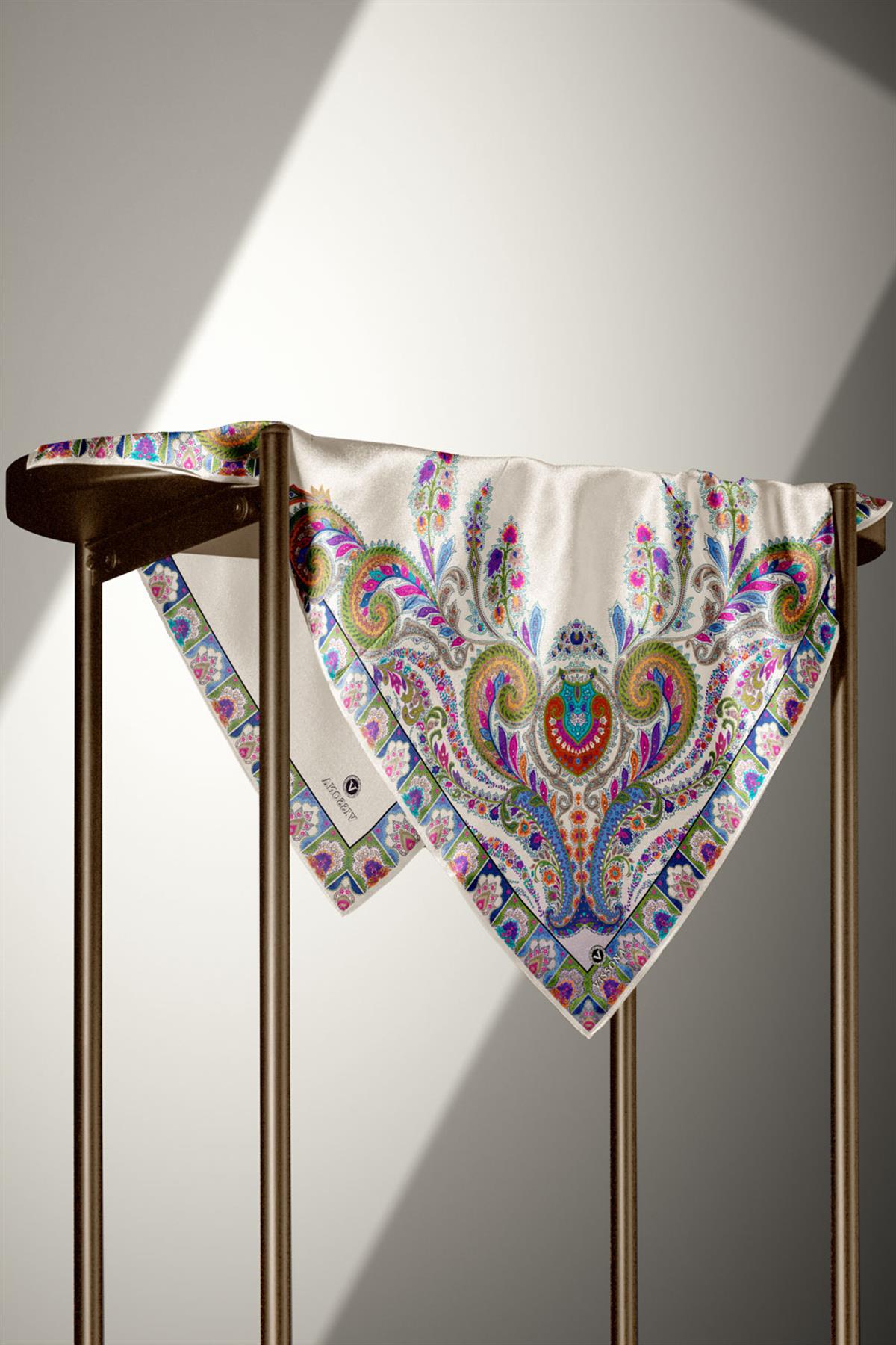 100% Twill İpek Etnik Desenli Krem Renkli 90x90 Dikim Şekli : El Dikişi Eşarp
