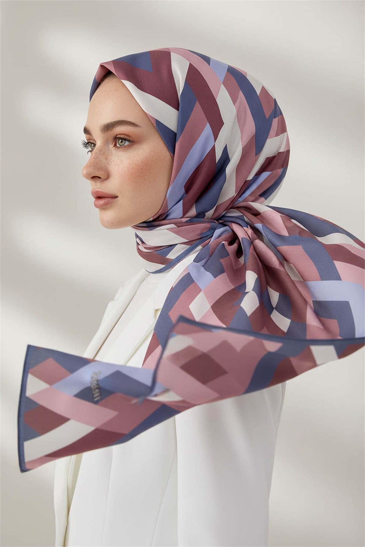 KREP GEOMETRİK DESENLİ PUDRA - İNDİGO RENKLİ 75X195 KIRIŞMAZ ŞAL