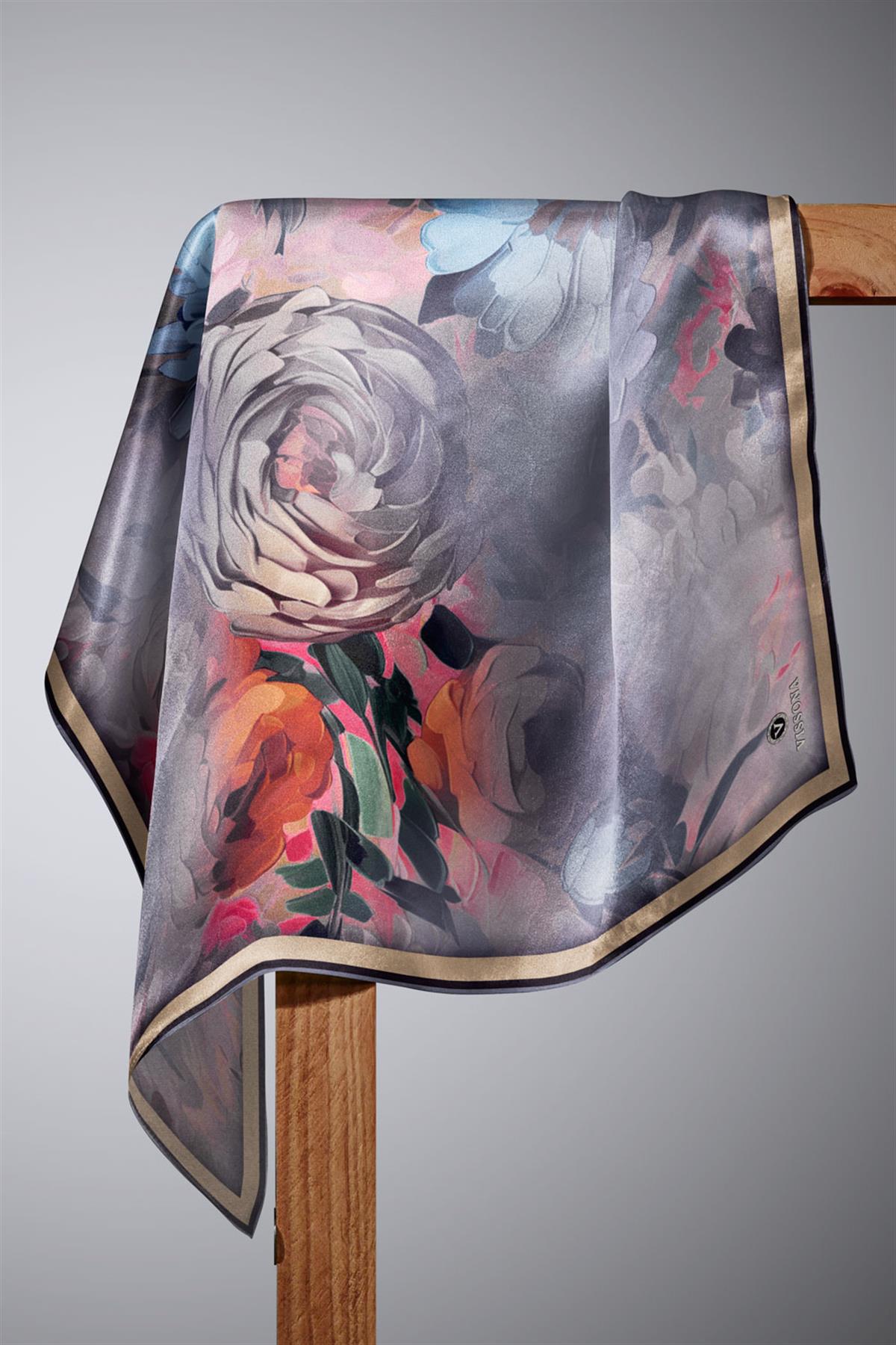 %100 Twill İpek Dumanlı Çiçek Desenli Gri - Saks Renkli 90x90 Eşarp Kenar Dikiş Şekli El Dikişli