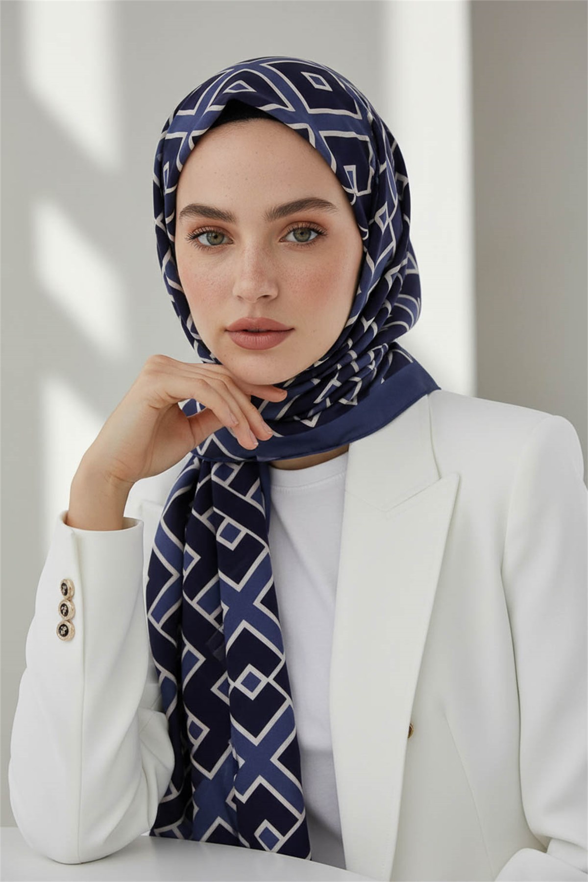 KREP GEOMETRİK DESENLİ İNDİGO RENKLİ 75X195 KIRIŞMAZ ŞAL