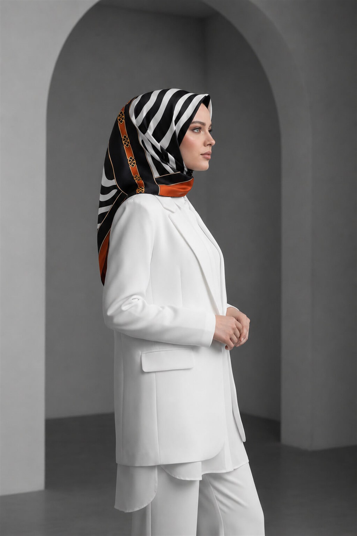 %100 Twill İpek Zebra Desenli Taba - Siyah Renkli 90x90 Eşarp Kenar Dikiş Şekli El Dikişli