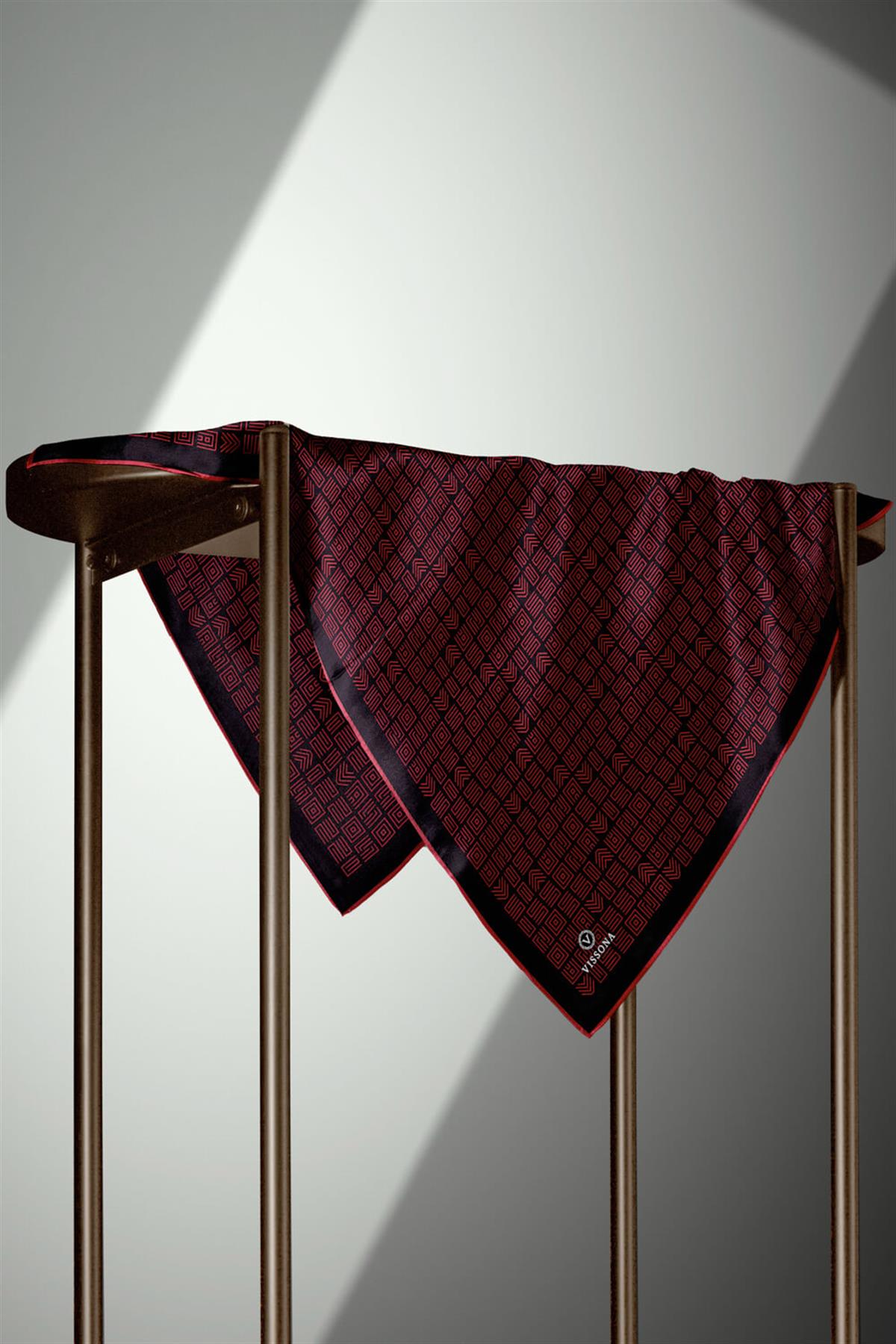 100% Twill İpek Etnik Motif Desenli Siyah - Kırmızı Renkli 90x90 Dikim Şekli : El Dikişi Eşarp