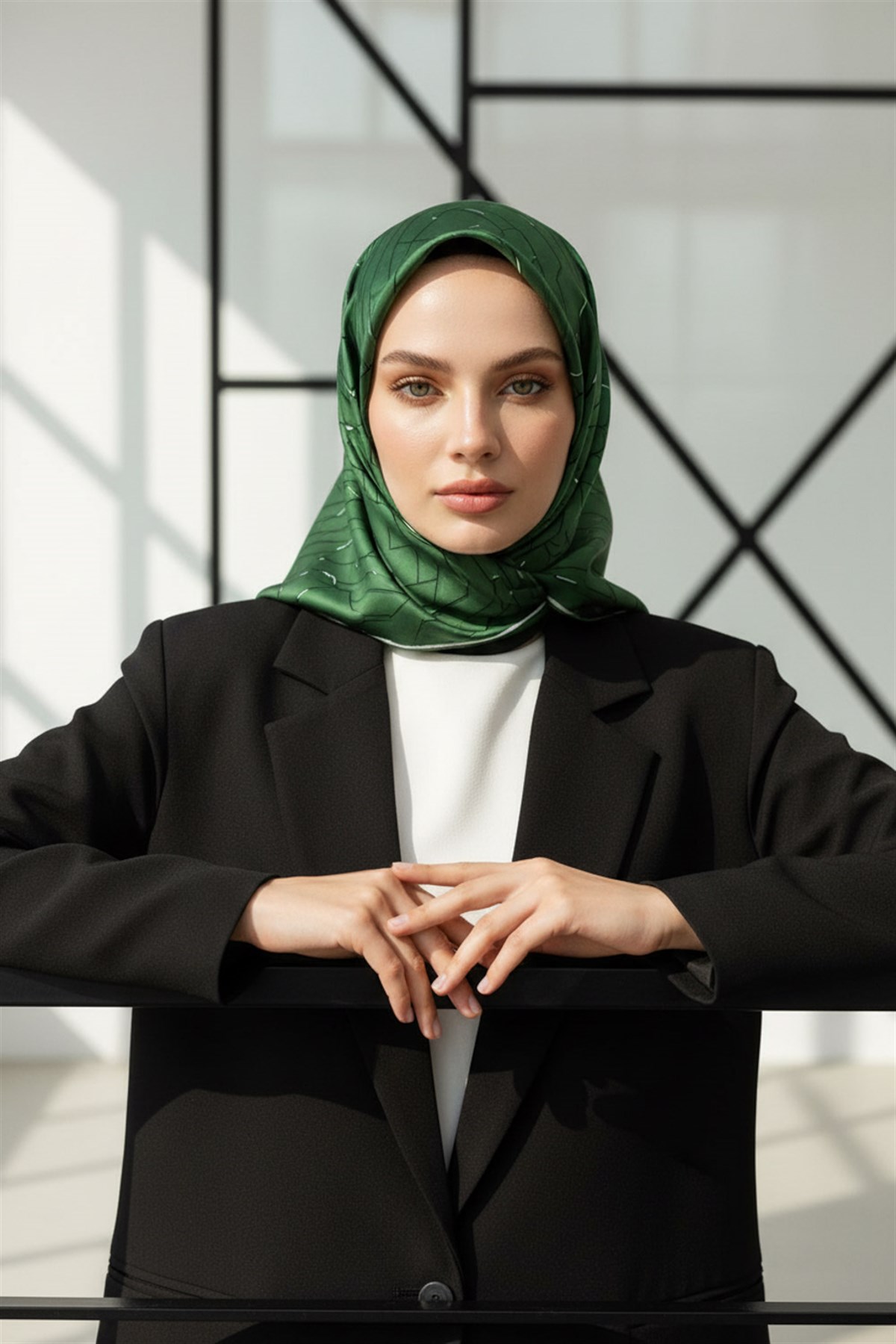 %100 Twill İpek Geometrik Desenli Zümrüt Yeşili Renkli 90x90 Eşarp Dikim Şekli : El Dikişi