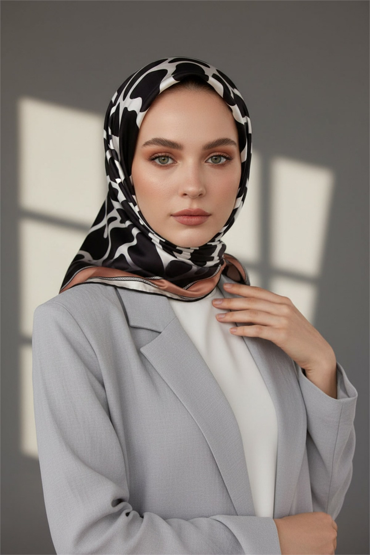 Kristal Taş Desenli Bakır Renkli 90x90 Eşarp (İpek İçermez) Dikim Şekli : El Dikişi