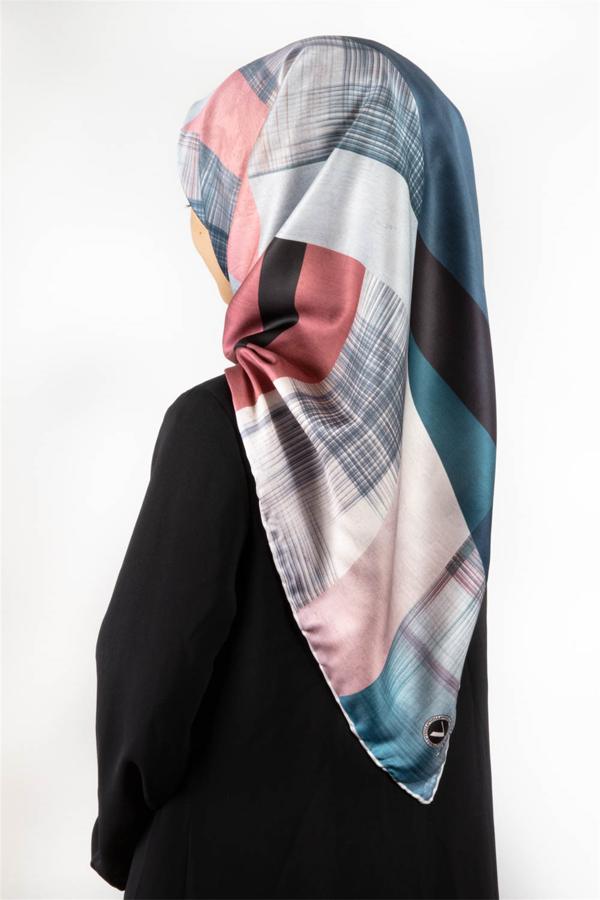 Twill Geometrik Desenli Pudra Renkli 90x90 Eşarp (İpek İçermez) Kenar Dikiş Şekli El Dikişli