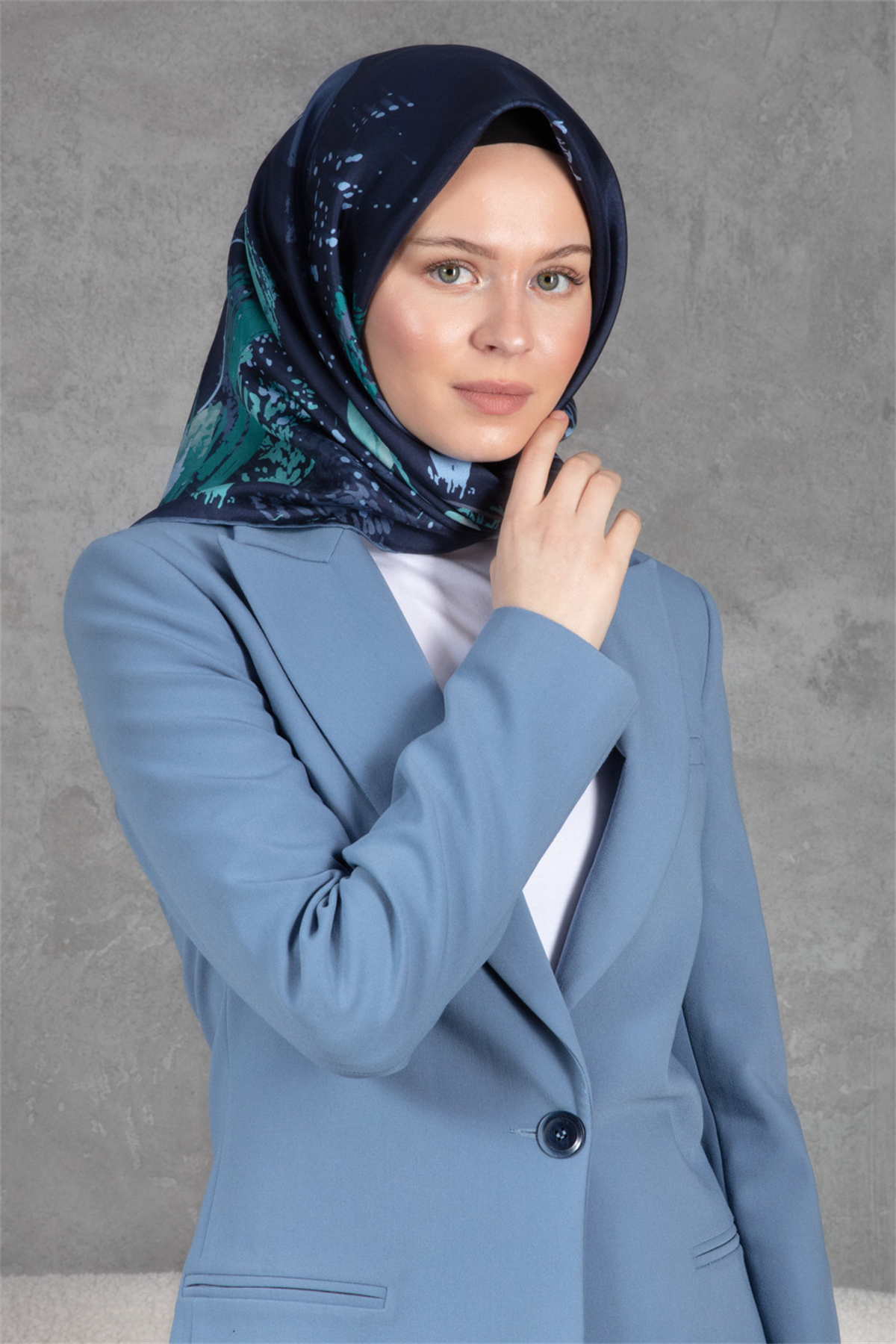 %100 Twill İpek Suluboya Çiçek Desenli Lacivert - İndigo Renkli 90x90 Eşarp Dikim Şekli : El Dikişi