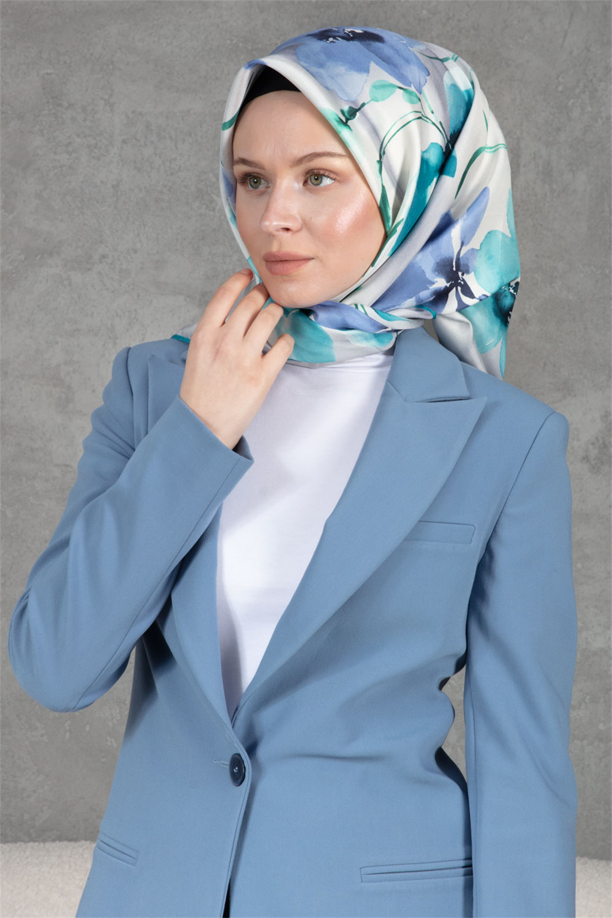 %100 Twill İpek Çiçek Desenli Gri - İndigo Renkli 90x90 Dikim Şekli : El Dikişi Eşarp