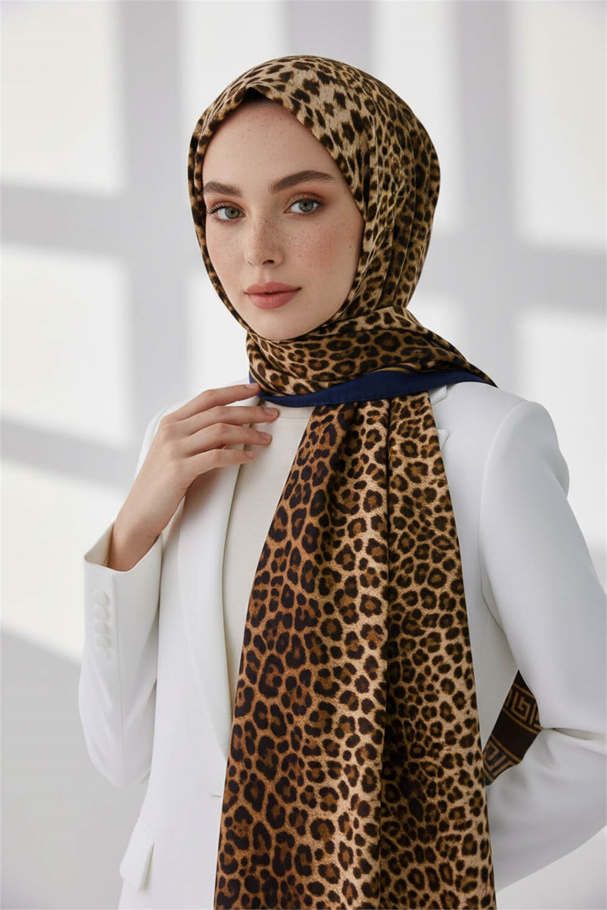 KREP BAROK BARDÜRLÜ LEOPAR DESENLİ HARDAL - LACİVERT RENKLİ 75X195 KIRIŞMAZ ŞAL