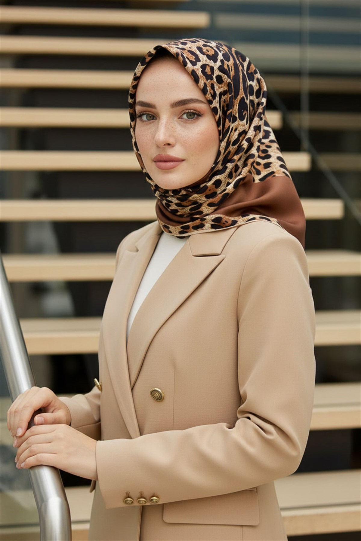 %100 Twill İpek Leopar Desenli Sütlü Kahve Renkli 90x90 Eşarp Dikim Şekli : El Dikişi