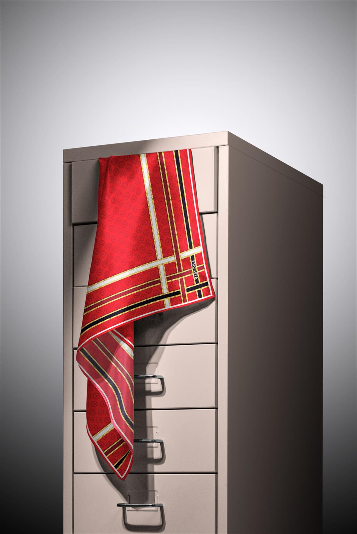 %100 Twill İpek Monogram Desenli Kırmızı - Siyah Renkli 90x90 Eşarp Dikim Şekli : El Dikişi