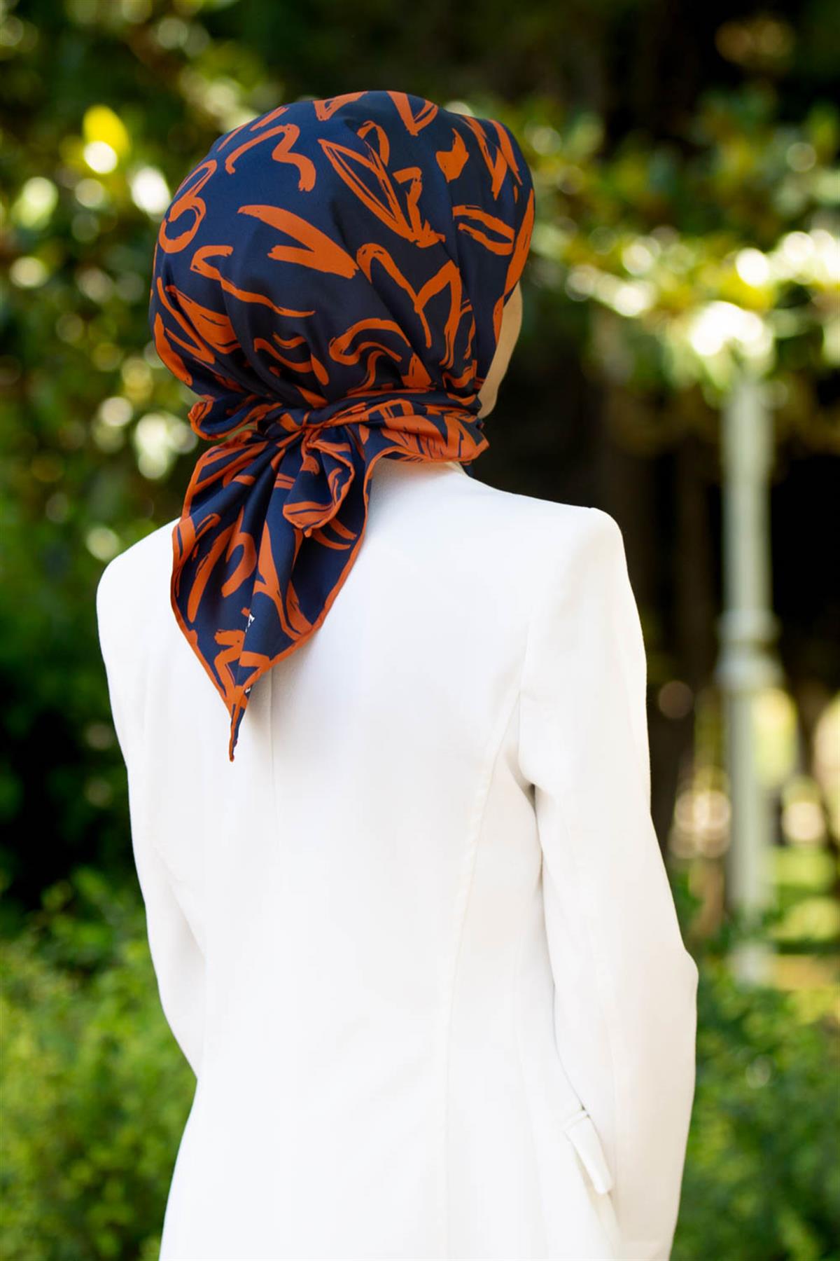 %100 Twill İpek Büyük Çiçek Desenli Lacivert - Turuncu Renkli 90x90 Eşarp Dikim Şekli : El Dikişi