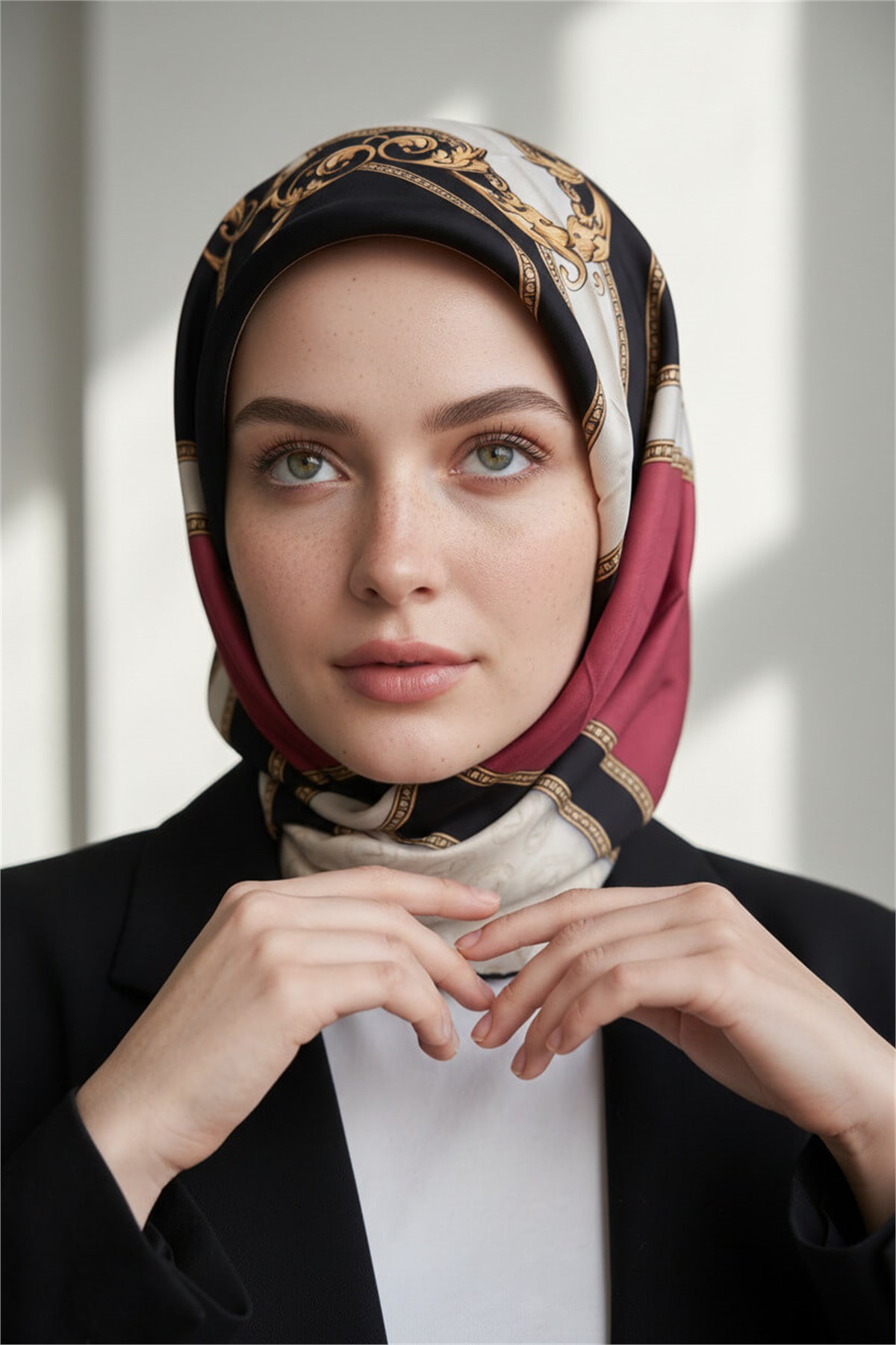 %100 Twill İpek Monogram ve Barok Desenli Bordo - Krem Renkli 90x90 Eşarp Dikim Şekli : El Dikişi