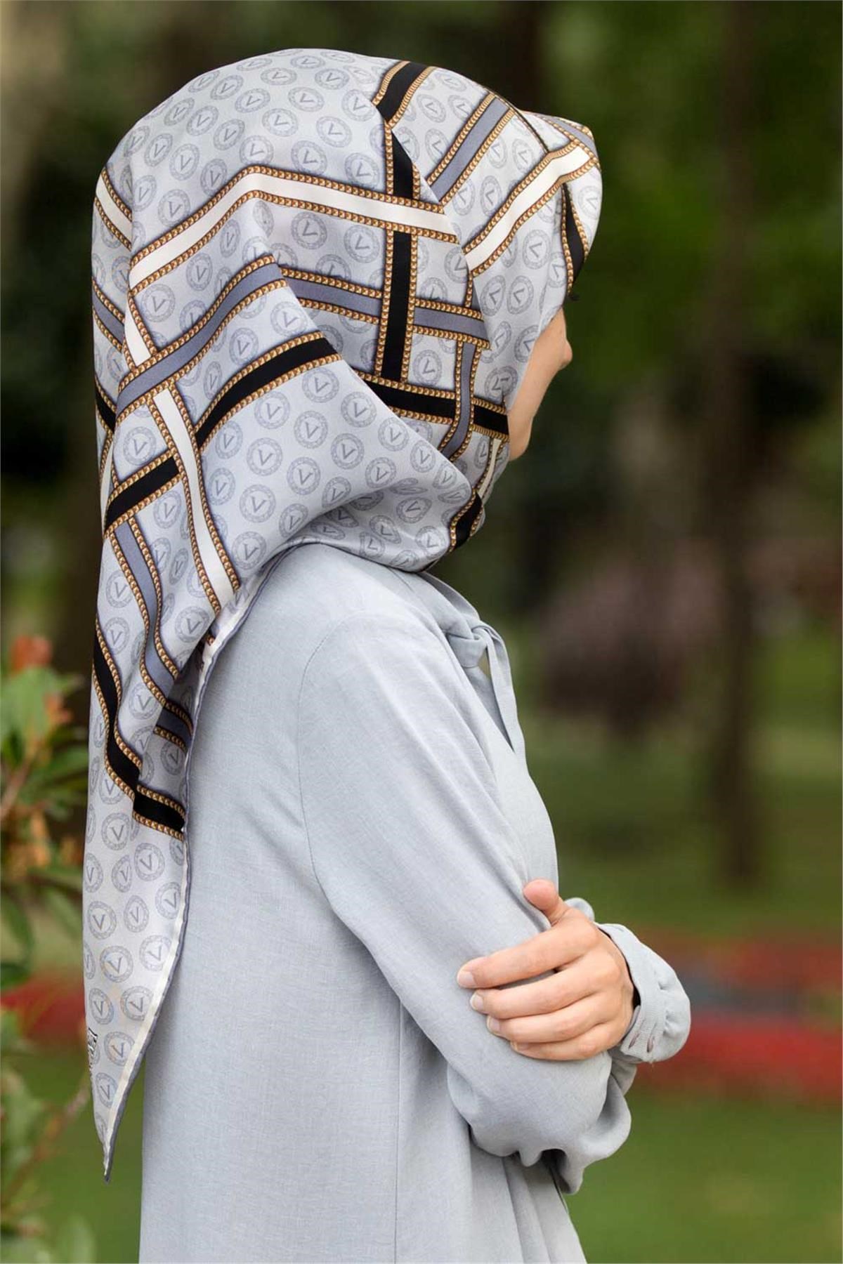 %100 Twill İpek Gold Şeritli Monogram Desenli Gümüş - Siyah Renkli 90x90 Eşarp Dikim Şekli : El Dikişi