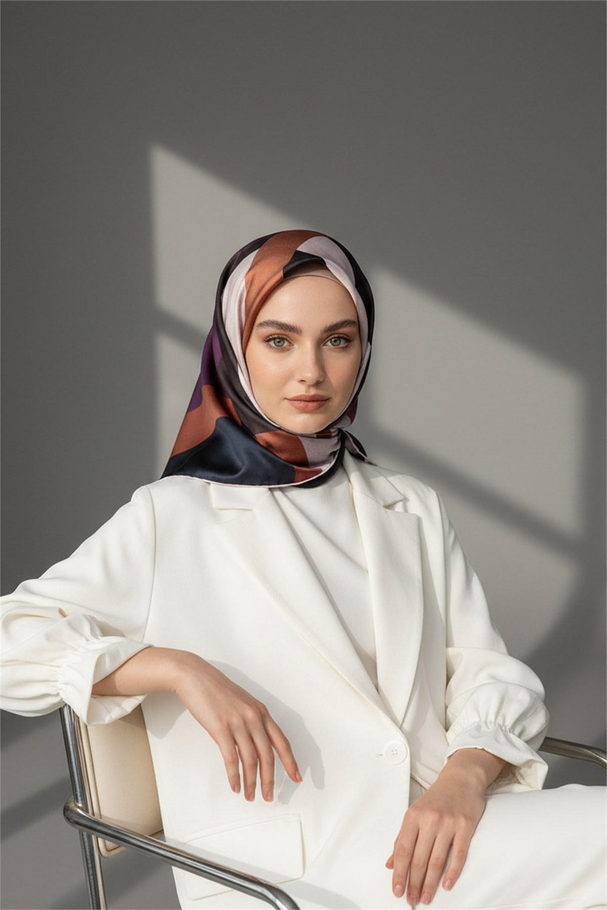 Twill Geometrik Desenli Lila Renkli 90x90 Eşarp (İpek İçermez) Kenar Dikiş Şekli El Dikişli