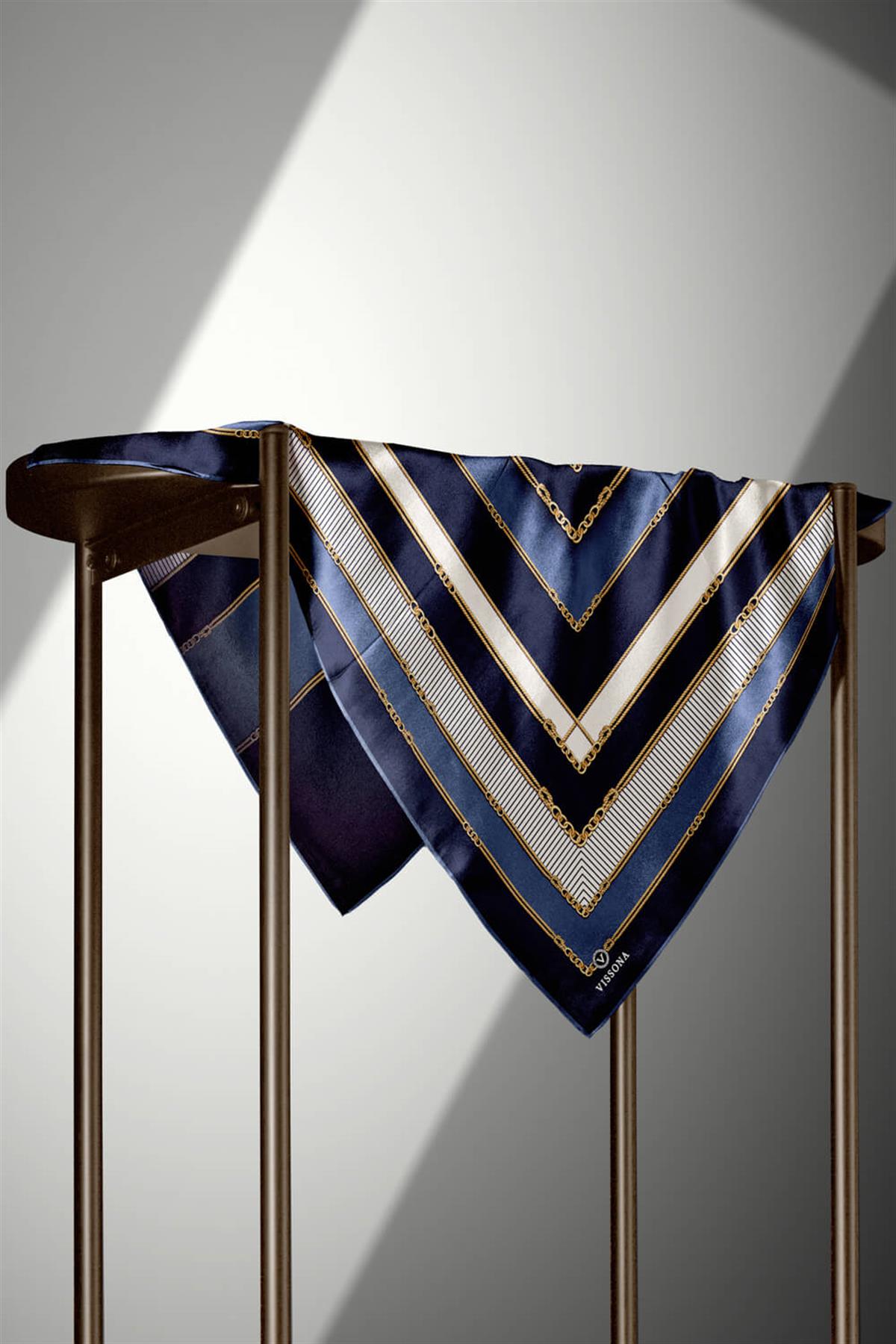 %100 Twill İpek Zincir Detaylı Geometrik Desenli Lacivert - İndigo Renkli 90x90 Eşarp Dikim Şekli : El Dikişi