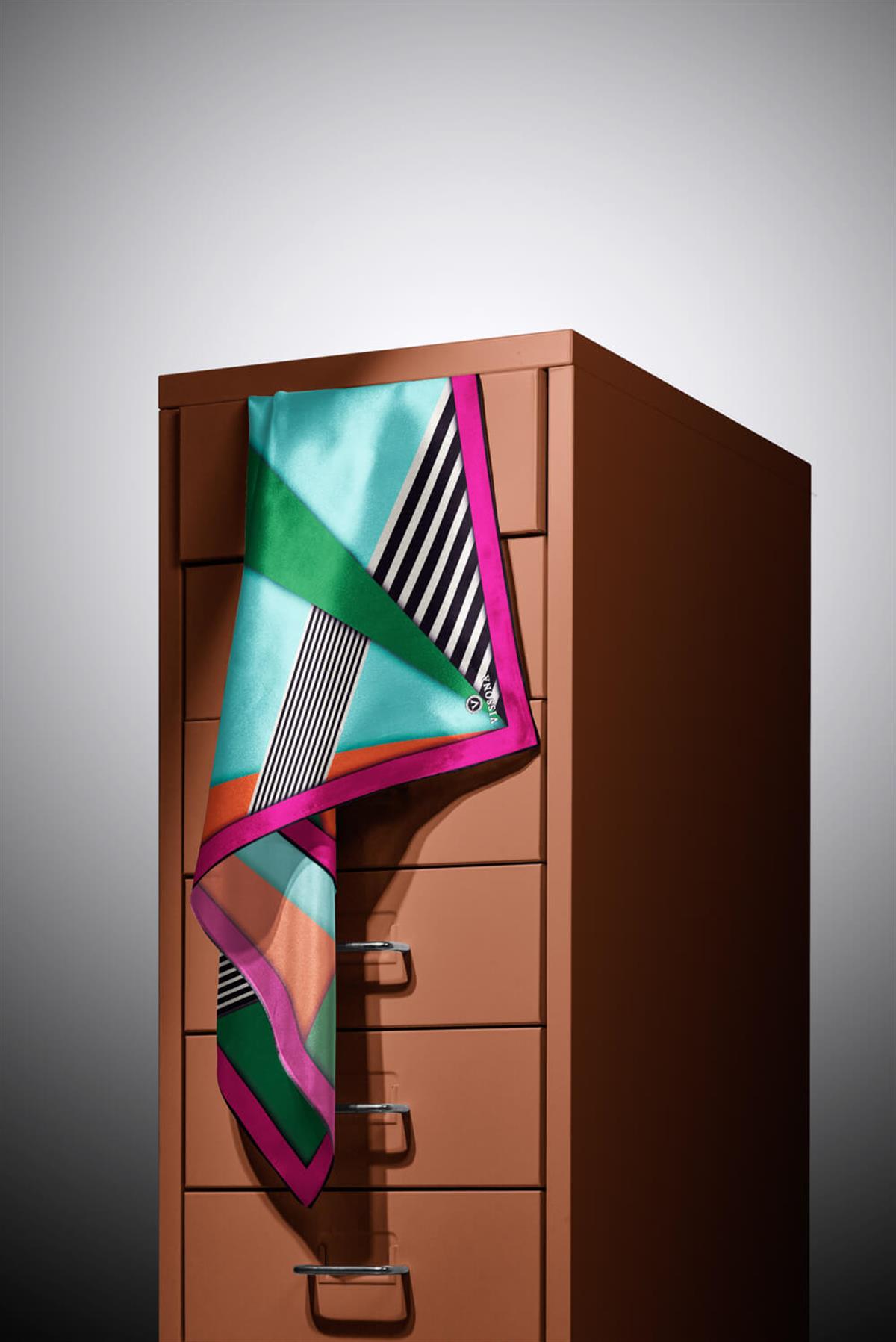 %100 Twill İpek Çizgili ve Geometrik Desenli Zümrüt Yeşili - Fuşya Renkli 90x90 Eşarp Dikim Şekli : El Dikişi