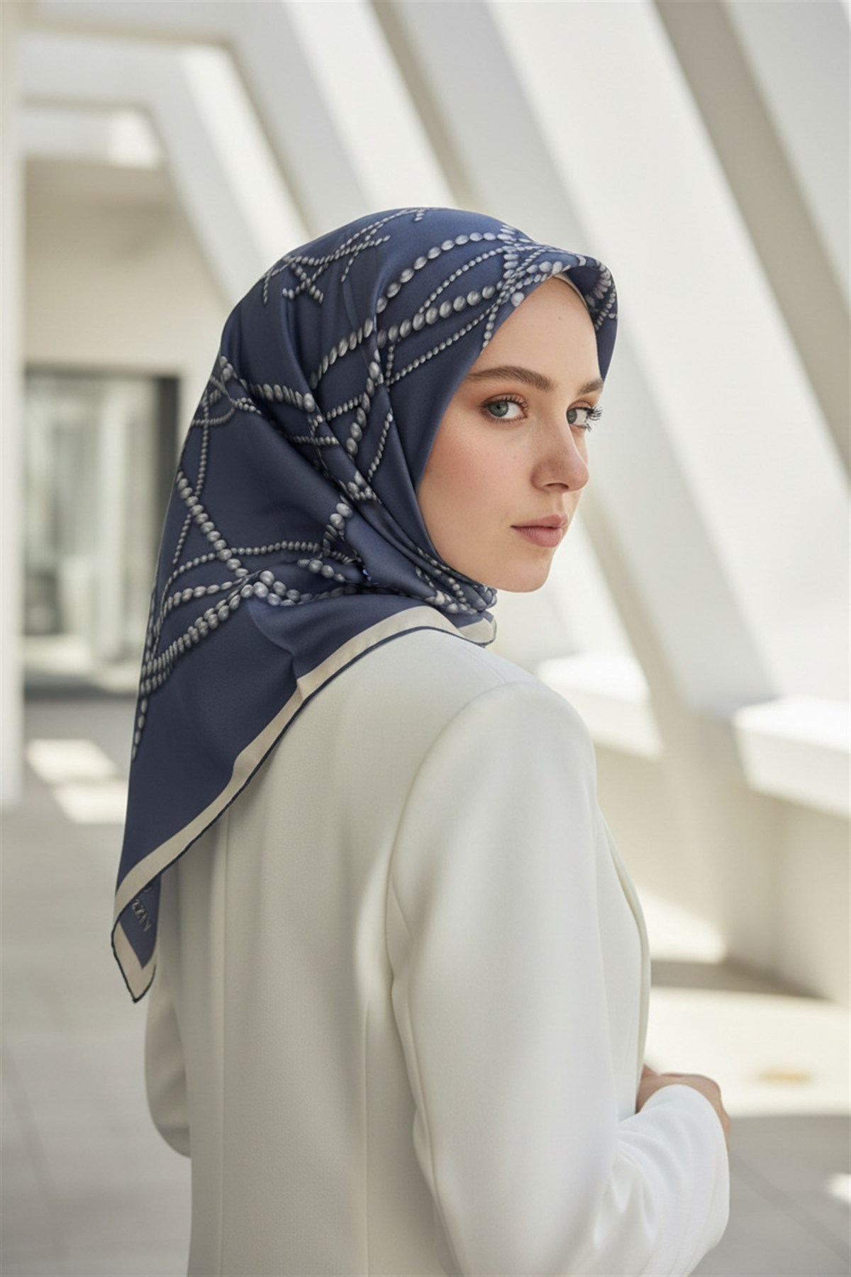 %100 Twill İpek İnci Desenli İndigo Renkli 90x90 Eşarp Kenar Dikiş Şekli : El Dikişli