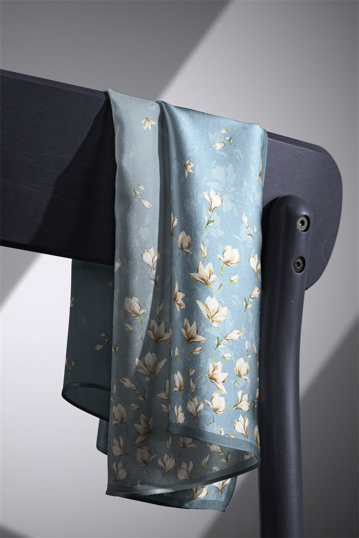 % 57 İPEK % 43 VİSKON  Twill İpek Çiçek Desenli Petrol Yeşili Renkli 90x90 Eşarp Dikim Şekli : El Dikişi