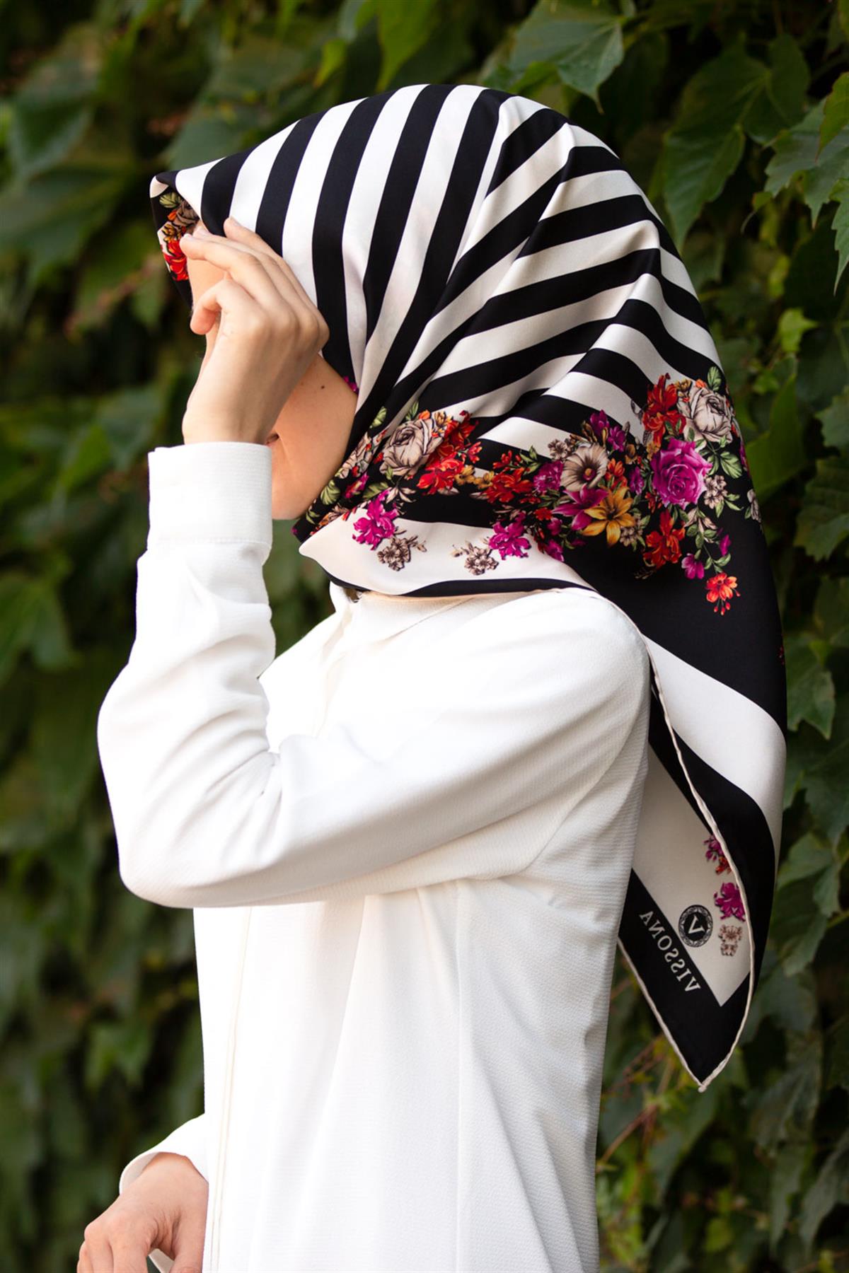 %100 Twill İpek Çıtır Çiçekli Ve Çizgi Desenli Siyah - Fuşya Renkli 90x90 Eşarp Dikim Şekli : El Dikişi