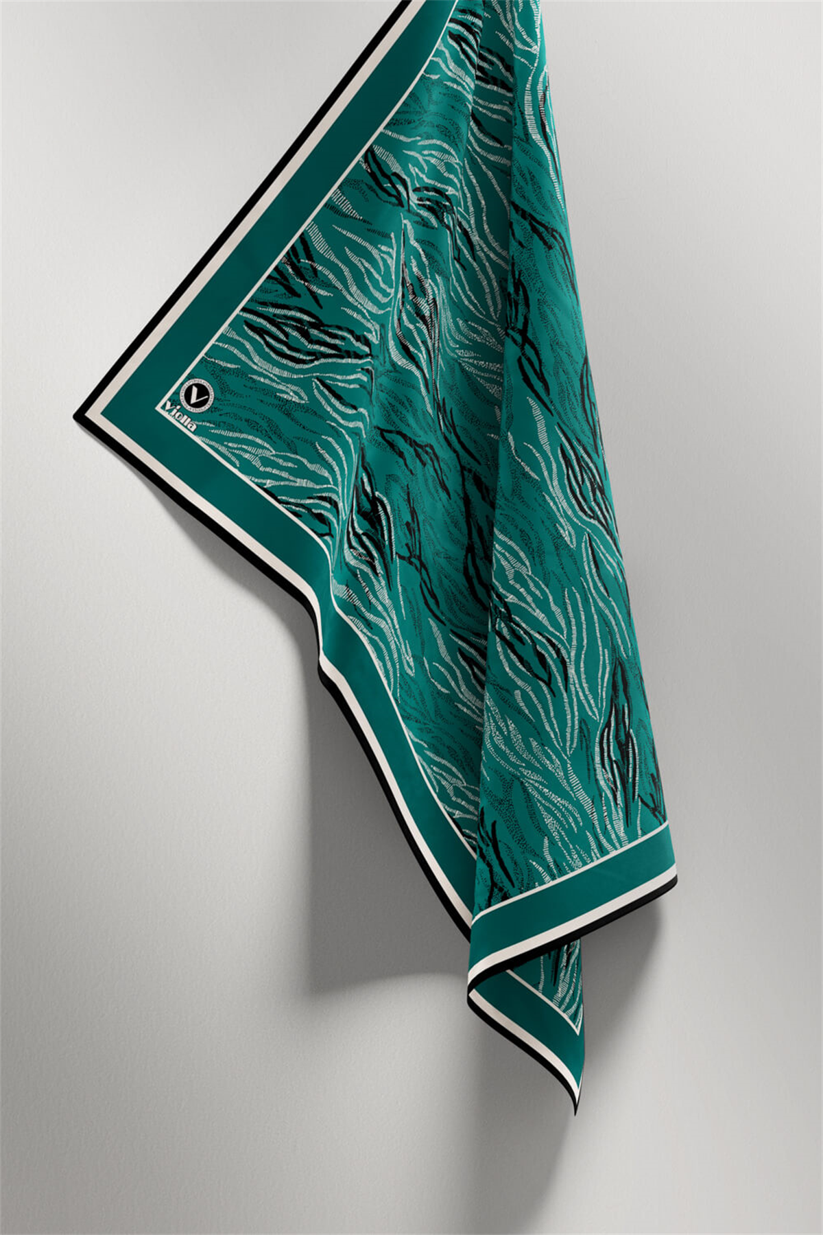 Twill Soyut Çizgi Desenli Petrol Yeşili Renkli 90x90 Eşarp (İpek İçermez) Kenar Dikiş Şekli El Dikişli