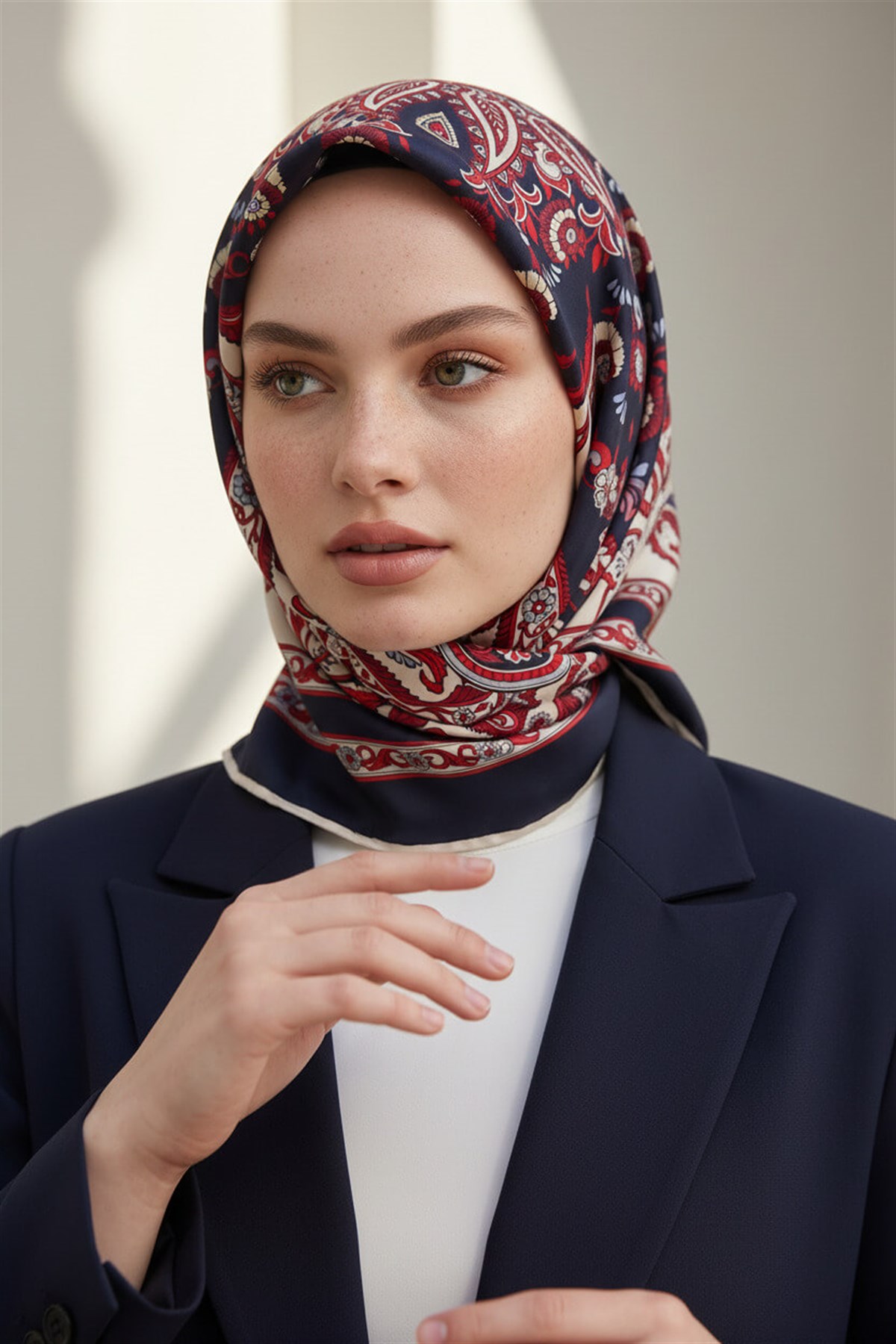 % 57 İPEK % 43 VİSKON Twill İpek Şal Motif Desenli Lacivert - Kırmızı Renkli 90x90 Eşarp Dikim Şekli : El Dikişi